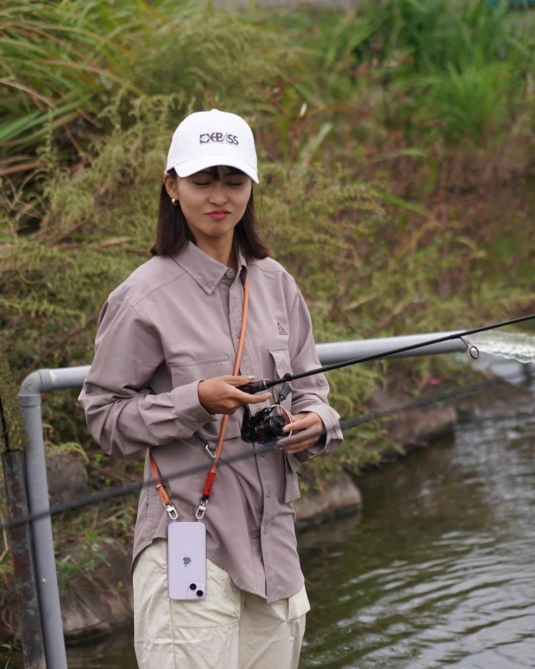 三原勇希さんのインスタグラム写真 - (三原勇希Instagram)「フィッシングジャケットも下ろしたし、最近釣りを再開した🤣！  といっても初めてのブラックバス釣り。5年の釣り番組でも一度もトライしたことがなかったのは、きっとそれだけ難しいから。  道具も何も持ってないのに、縁あって師匠たちに連れて行っていただき、まずは管理釣り場でバスにたっぷり遊んでもらいました。半日で10匹ゲット！めちゃくちゃ面白かった。自然界は厳しいぞ、、、🎣  集中すると唇がどんどん突き出てくる癖は顕在でした😂   釣り後のグルメ この日は高崎の有名な #シャンゴ のベスビオ🍝  #アルデンテクラブ」10月28日 13時05分 - yuukimeehaa