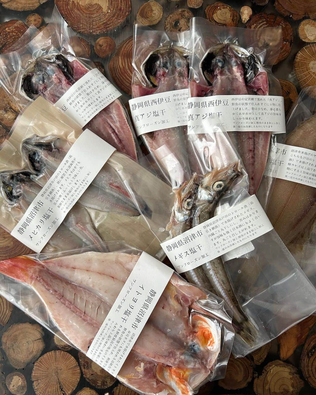 三原勇希さんのインスタグラム写真 - (三原勇希Instagram)「"お魚"post 3連投🐟  いつも良いもの教えてくれる、 @rina_kina からギフトして頂いて知った @kakurasuisan.numazunoodashi の干物セット、ふっくらパリッと焼けて美味しい！メヒカリ毎日食べたい。これは「静岡県の魚と塩だけで作るひものセット」✌︎ 友人家にも持って行ったり。  おいしさの理由は ✔️魚と塩だけでつくる本来の干物(無添加) ✔️ワンフローズン加工  リピートしちゃうお取り寄せグルメ(スイーツ以外w)のおすすめ、よかったら教えてください🫶」10月28日 13時18分 - yuukimeehaa