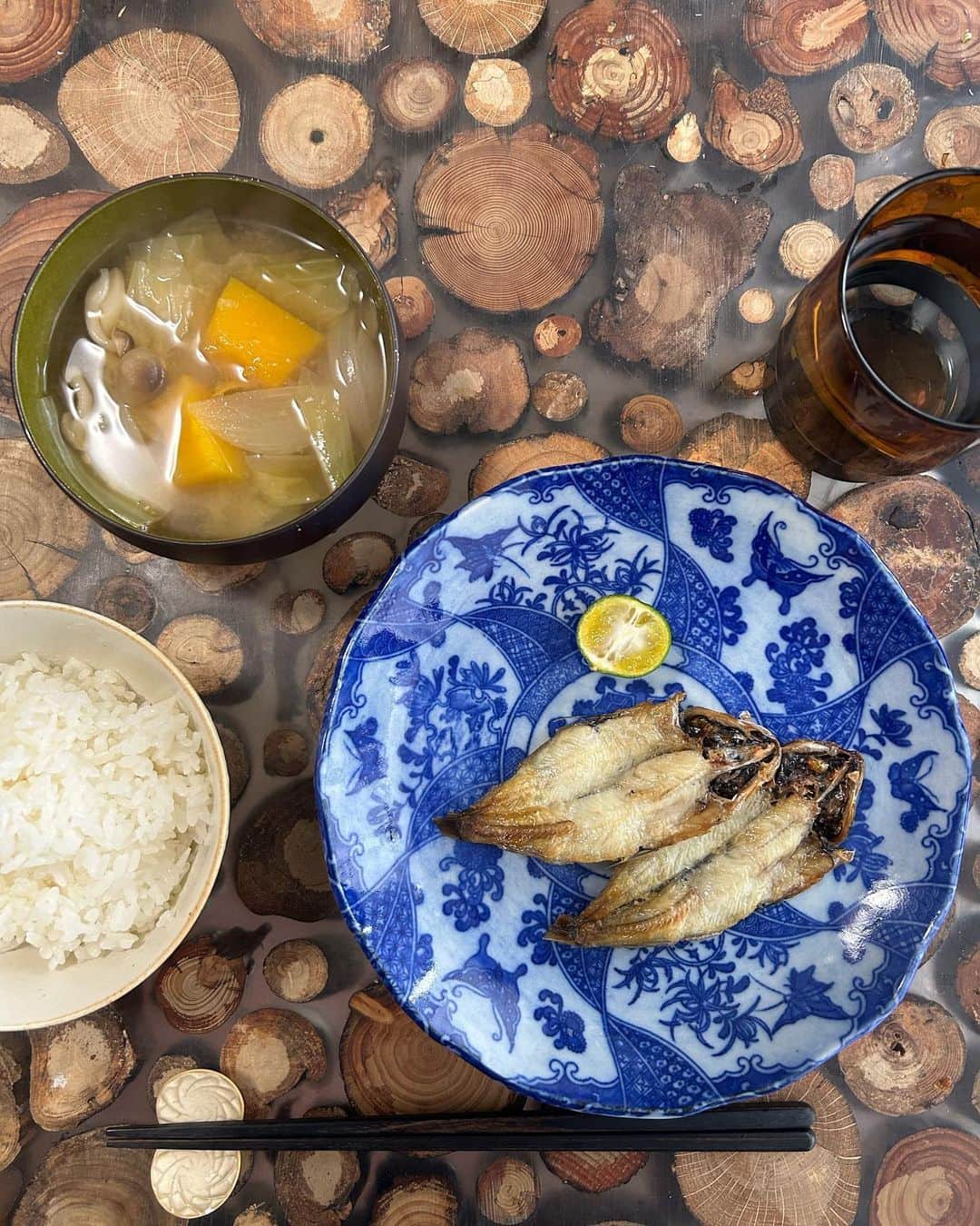 三原勇希さんのインスタグラム写真 - (三原勇希Instagram)「"お魚"post 3連投🐟  いつも良いもの教えてくれる、 @rina_kina からギフトして頂いて知った @kakurasuisan.numazunoodashi の干物セット、ふっくらパリッと焼けて美味しい！メヒカリ毎日食べたい。これは「静岡県の魚と塩だけで作るひものセット」✌︎ 友人家にも持って行ったり。  おいしさの理由は ✔️魚と塩だけでつくる本来の干物(無添加) ✔️ワンフローズン加工  リピートしちゃうお取り寄せグルメ(スイーツ以外w)のおすすめ、よかったら教えてください🫶」10月28日 13時18分 - yuukimeehaa