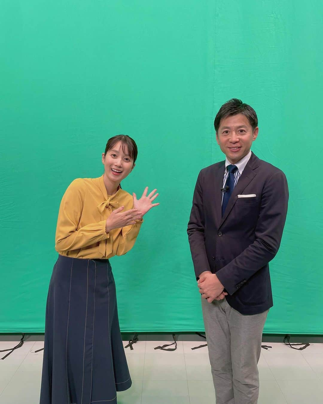 小野彩香さんのインスタグラム写真 - (小野彩香Instagram)「なんだか懐かしい😊  スタッフさんへのお祝いコメント撮影のため、以前一緒に番組をさせてもらっていた、きくさんに久しぶりにお会いできました✨  最近はサッカーやアメフトなど、スポーツの実況に尽力されているそうです！ TNCのスポーツ見なきゃ‼️  #山口喜久一郎 アナ #TNC #福岡 #久々の再会」10月28日 15時52分 - onoayaka_official