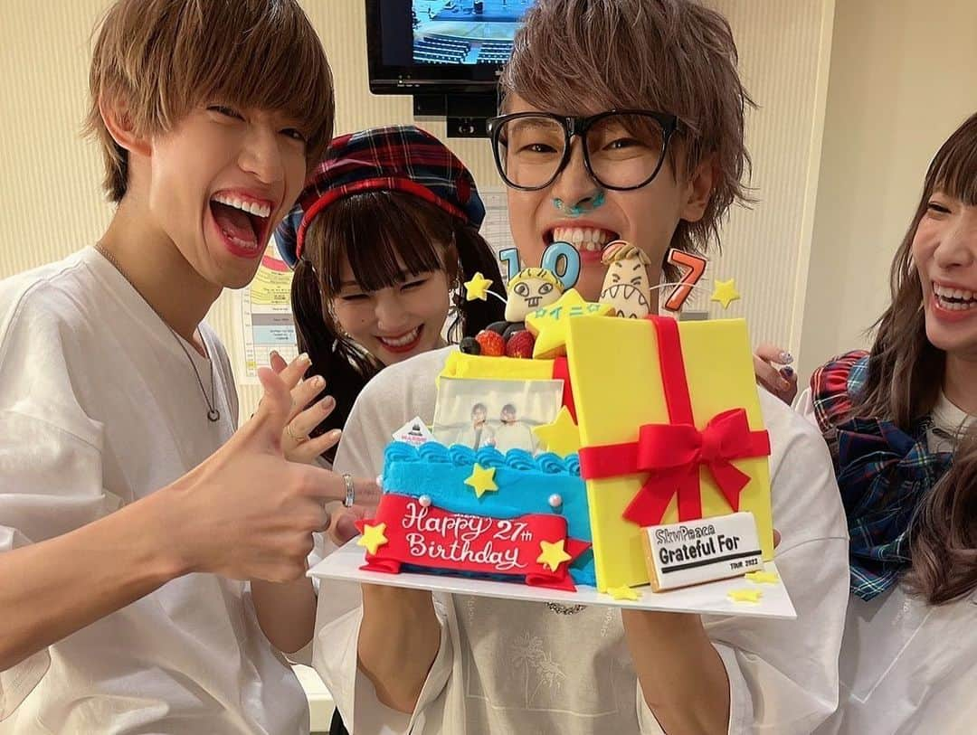 かすさんのインスタグラム写真 - (かすInstagram)「. じんくんお誕生日おめでとう . 来年も再来年も青ラブで祝うぞ〜〜〜 . ライブ来てくれたみんなありがとう🙋‍♂️♥️ . #青ラブ」10月28日 16時11分 - kasuu_kasu