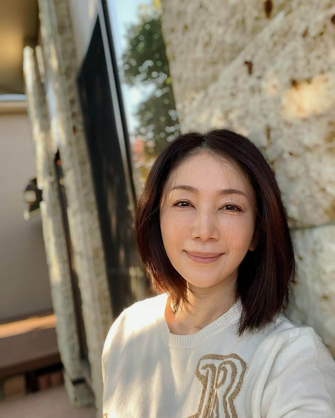 坂村かおるさんのインスタグラム写真 - (坂村かおるInstagram)「・ この季節、私の定番 ベージュ×ホワイトコーデです。 ・ 最近では、ハイウエストのパンツにトップスをインをするのが好き💕 ・ 明日まで秋晴れの良いお天気が楽しめそうですね🍁🍁 ・ ・  いつも「いいね！」を頂きありがとうございます。 皆さんのコメントに元気を貰っています😊  #クィーンオブ美魔女 #team美魔女 #美ST #坂村かおる #トータルビューティーアドバイザー #美しく老いる #バランス #美容 #コスメ #ファッション #今日のコーデ #トータルバランス #お洒落な人と繋がりたい #コスメ好きな人と繋がりたい #美意識高い人と繋がりたい #美魔女 #美魔女が変わる #アップデートしてる人と繋がりたい #自分らしくアップデート #ベージュ×ホワイトコーデ #ハイウエストパンツ」10月28日 16時13分 - kaoru.sakamura