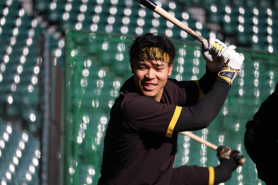 阪神タイガースさんのインスタグラム写真 - (阪神タイガースInstagram)「10月28日、甲子園球場での秋季練習の様子です！ #及川雅貴 選手 #鈴木勇斗 選手 #才木浩人 選手 #陽川尚将 選手 #坂本誠志郎 選手 #板山祐太郎 選手 #佐藤輝明 選手 #中野拓夢 選手 #近本光司 選手 #岡田彰布 監督 #阪神タイガース  #秋季練習」10月28日 18時21分 - hanshintigers_official