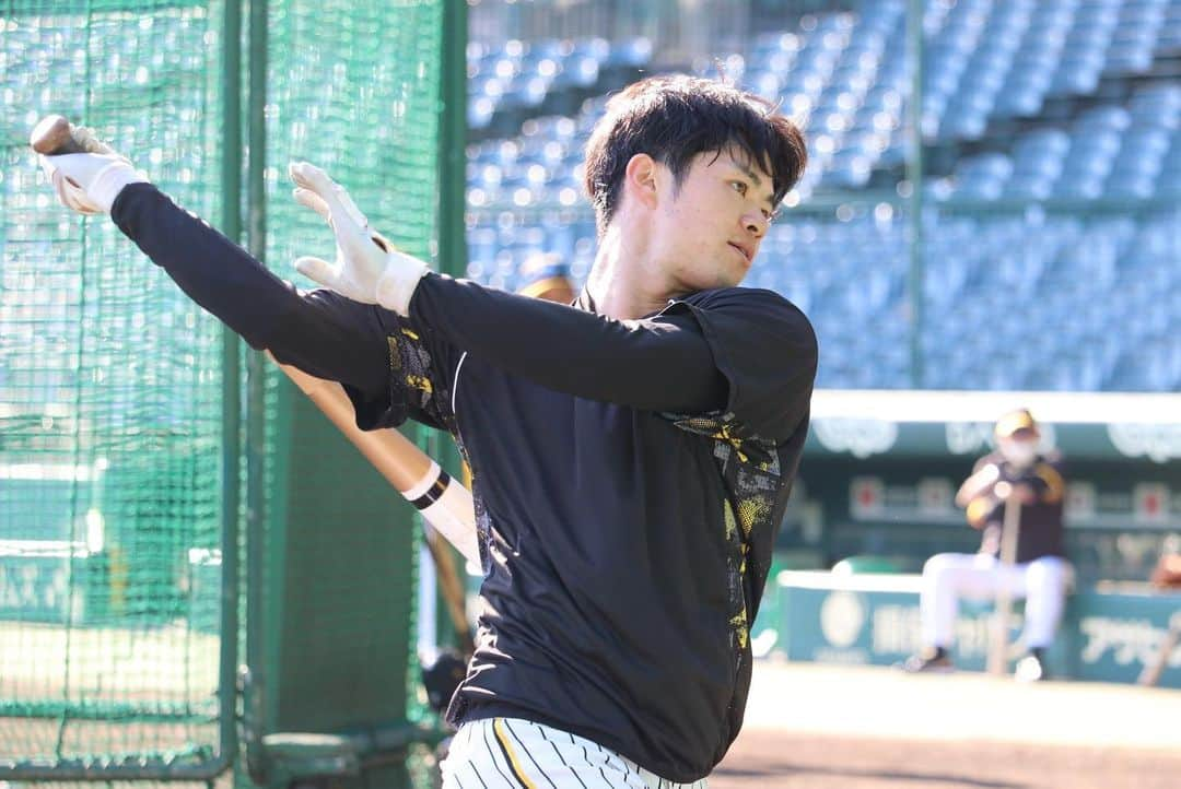 阪神タイガースさんのインスタグラム写真 - (阪神タイガースInstagram)「10月28日、甲子園球場での秋季練習の様子です！ #及川雅貴 選手 #鈴木勇斗 選手 #才木浩人 選手 #陽川尚将 選手 #坂本誠志郎 選手 #板山祐太郎 選手 #佐藤輝明 選手 #中野拓夢 選手 #近本光司 選手 #岡田彰布 監督 #阪神タイガース  #秋季練習」10月28日 18時21分 - hanshintigers_official