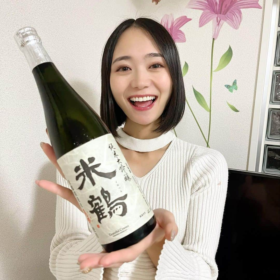 緑川静香さんのインスタグラム写真 - (緑川静香Instagram)「【しーたん日本酒録】 ⁡ 米鶴酒造@山形 米鶴 純米大吟醸 亀粋 ⁡ 米鶴オリジナル酒米「亀粋(きっすい)」で醸したお酒。 ⁡ 『Enjoy 吟醸酒フェア2022』に行って、絶対銘柄まで言わないと飲ませてもらえないおもしろ蔵元さんに何度もきっすいを連呼しながらいざ飲むと飲んだ後に思わずきっすいって呟いちゃう程一生忘れないというマジックにかかるやつ。 ⁡ ⁡ 42蔵のお酒を試飲し放題のイベントへ✨ コロナでお逢いできてなかった仲良し蔵元さんにも久々にお逢いできて至福のひとときでした❤️❤️❤️ やっぱり直接蔵元さんからこだわりや説明を聞きながら飲むお酒は一味も二味も違って美味いっ☺️🍶✨ ⁡ あー美味しかった☺️🍶 全蔵制覇したかった、もっと時間が欲しい🥹笑  #しーたん日本酒録 #sake  #吟醸酒フェア #吟醸酒 #米鶴酒造 #純米大吟醸 #亀粋 #山形 #幻の名品種「亀の尾」から得られた変異種を開発育成 #平成５年に新品種登録に成功した蔵人自らが栽培する酒米が亀粋 #柔らか〜く流れる口当たりと香り #丁寧につくられたという蔵人さんの優しさを感じる #作り手が見える味の深さ #しかしイベント楽しかった #こういうイベントが復活してきて嬉しいなぁ #しっかりEnjoyしました #日頃から仲良くして頂いている #七田 の七田さん #月山 のともさん #龍力 の本田さん #真澄 の宮坂さん #直接会うのが久々すぎてテンションあがりやした #推しに会った後の高揚感ってこういう感じなんだろうなぁ笑」10月28日 18時32分 - midorikawa_shizuka