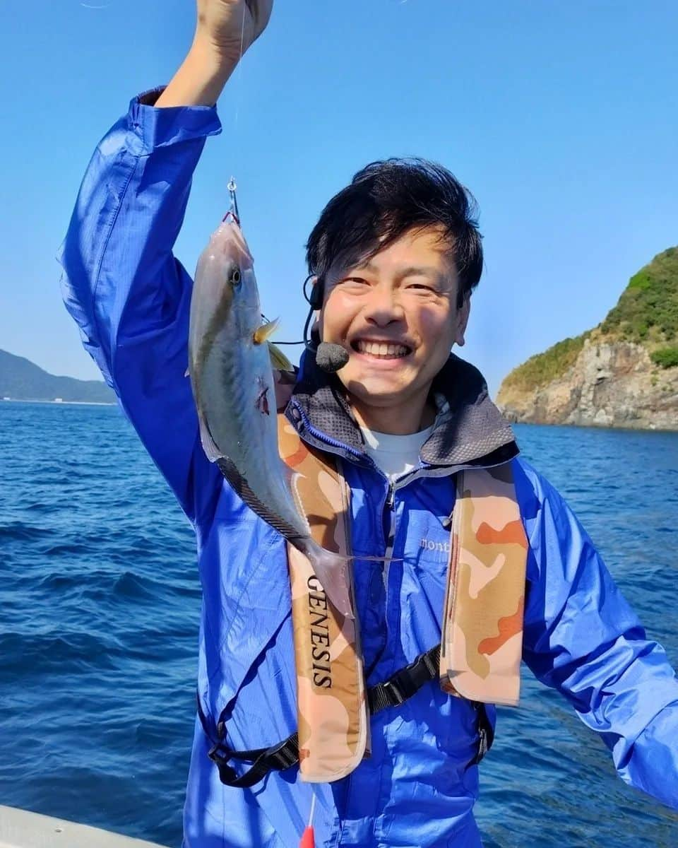 田畑竜介さんのインスタグラム写真 - (田畑竜介Instagram)「明日朝の『攝津正のつりごはん🎣』から いよいよ甑島編がスタート‼️  紺碧の海が広がる甑島で SLJ（スーパーライトジギング）を 楽しみました🎶  釣りだけでなく、 川内港から甑島への移動をはじめ 観光スポット、甑島グルメなど 甑島の魅力をリポートしています🎤  RKBラジオ『攝津正のつりごはん』 明日土曜朝7:30から放送です📻️✨  #rkb #rkbラジオ #攝津正のつりごはん  #釣り #海釣り #slj #船釣り  #鹿児島県 #薩摩川内市 #甑島  #攝津正 #田畑竜介」10月28日 19時17分 - tabacchi_rkb