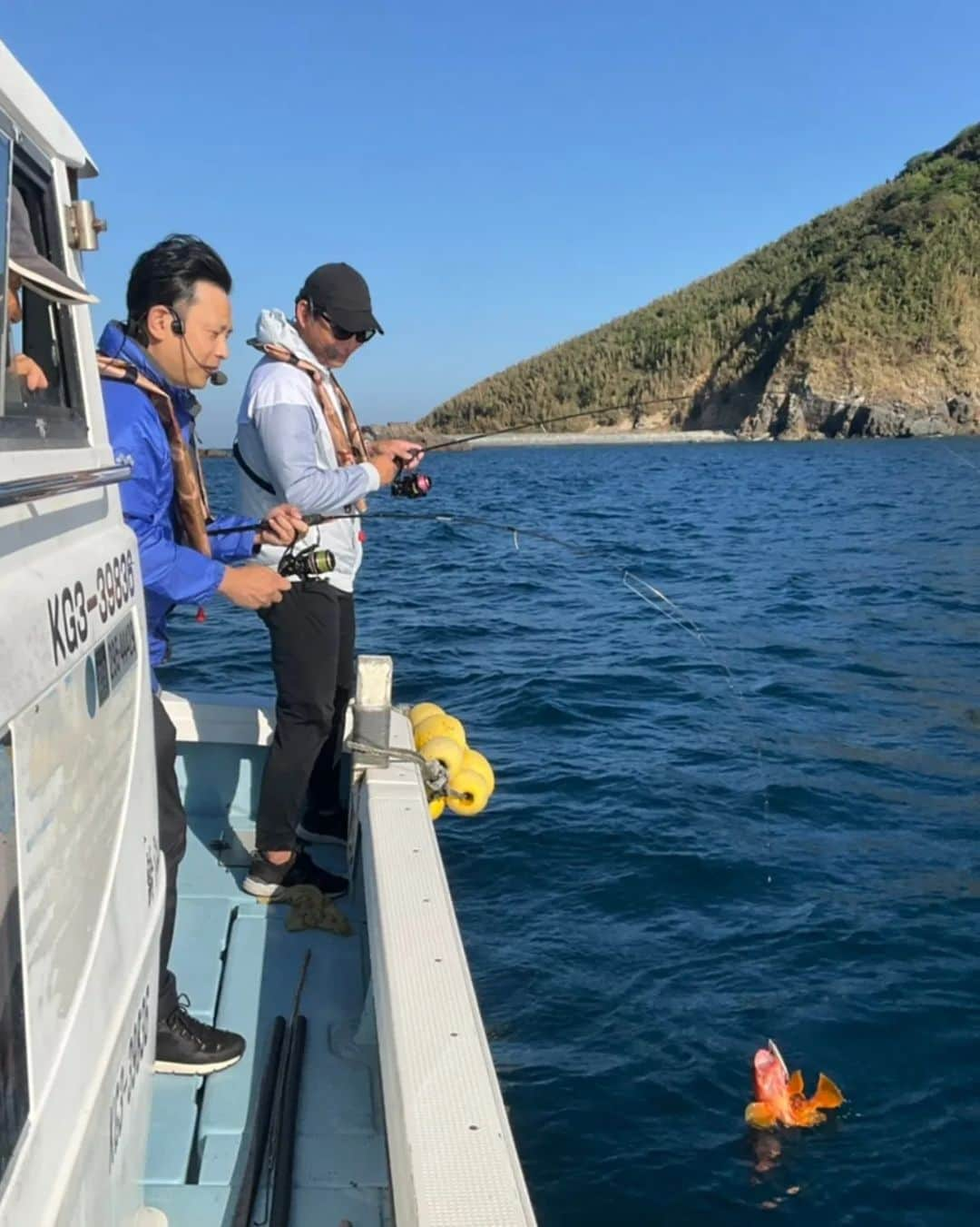 田畑竜介さんのインスタグラム写真 - (田畑竜介Instagram)「明日朝の『攝津正のつりごはん🎣』から いよいよ甑島編がスタート‼️  紺碧の海が広がる甑島で SLJ（スーパーライトジギング）を 楽しみました🎶  釣りだけでなく、 川内港から甑島への移動をはじめ 観光スポット、甑島グルメなど 甑島の魅力をリポートしています🎤  RKBラジオ『攝津正のつりごはん』 明日土曜朝7:30から放送です📻️✨  #rkb #rkbラジオ #攝津正のつりごはん  #釣り #海釣り #slj #船釣り  #鹿児島県 #薩摩川内市 #甑島  #攝津正 #田畑竜介」10月28日 19時17分 - tabacchi_rkb