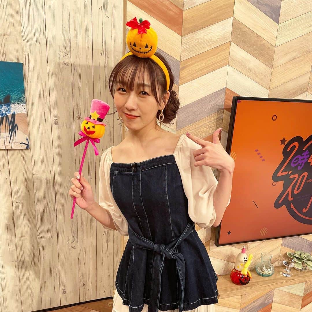 須田亜香里さんのインスタグラム写真 - (須田亜香里Instagram)「みんな知ってた？ ハロウィーンは私の誕生日だよ🎃💜 スロイジ生放送ありがとうございました！ 写真は、ピントがカボチャに行ってしまいました☺️笑 ミチちゃんとだったからリップはperse！  💘これから NHK名古屋 19:30〜 #東海ドまんなか 生放送 NHKプラスで配信あるよ！ #ジブリパーク からガッツリ生中継！  ------------  10月28日(金) 🤎須田亜香里×ASUNAL TREASURE FM AICHI 20:30〜 #アストレ  10月29日(土) ❤️‍🔥#BOATRACEプレミア 16:00〜生放送 テレビの放送とボートキャストでの配信もあるよ！  💜テレビ愛知 18:30〜 #愛知あたりまえ ロキポでの配信もあるよ！  🖤MBSラジオ 25:30〜 #ゴチャ14 生放送  10月30日(日) 💝テレビ大阪 11:30〜 #発見食遺産 ２週連続出演！配信もあるよ！  💌中日新聞コラム連載 #てくてく歩いてく  ❣️テレビ朝日&ABEMA 25:00〜 #熱闘Mリーグ」10月28日 19時19分 - akarisuda