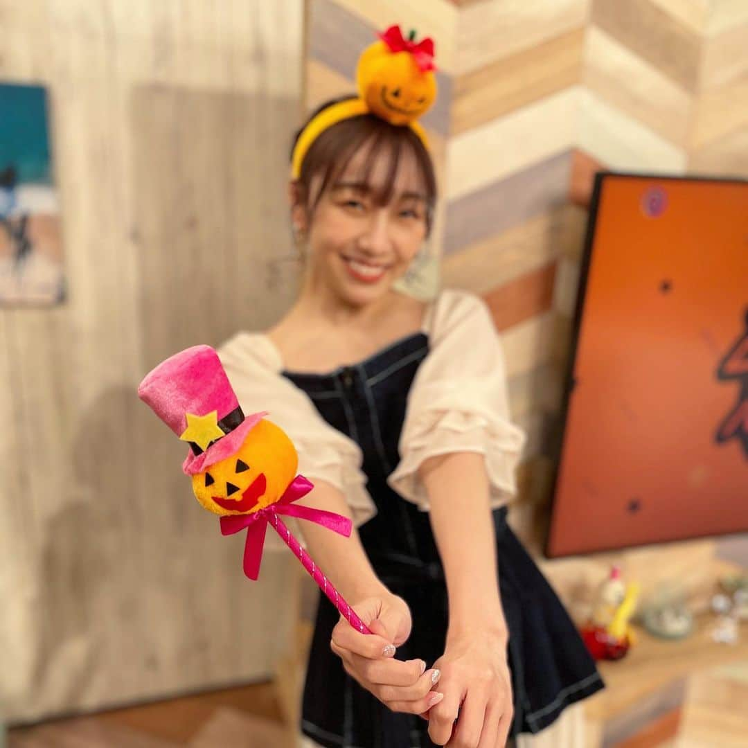 須田亜香里さんのインスタグラム写真 - (須田亜香里Instagram)「みんな知ってた？ ハロウィーンは私の誕生日だよ🎃💜 スロイジ生放送ありがとうございました！ 写真は、ピントがカボチャに行ってしまいました☺️笑 ミチちゃんとだったからリップはperse！  💘これから NHK名古屋 19:30〜 #東海ドまんなか 生放送 NHKプラスで配信あるよ！ #ジブリパーク からガッツリ生中継！  ------------  10月28日(金) 🤎須田亜香里×ASUNAL TREASURE FM AICHI 20:30〜 #アストレ  10月29日(土) ❤️‍🔥#BOATRACEプレミア 16:00〜生放送 テレビの放送とボートキャストでの配信もあるよ！  💜テレビ愛知 18:30〜 #愛知あたりまえ ロキポでの配信もあるよ！  🖤MBSラジオ 25:30〜 #ゴチャ14 生放送  10月30日(日) 💝テレビ大阪 11:30〜 #発見食遺産 ２週連続出演！配信もあるよ！  💌中日新聞コラム連載 #てくてく歩いてく  ❣️テレビ朝日&ABEMA 25:00〜 #熱闘Mリーグ」10月28日 19時19分 - akarisuda