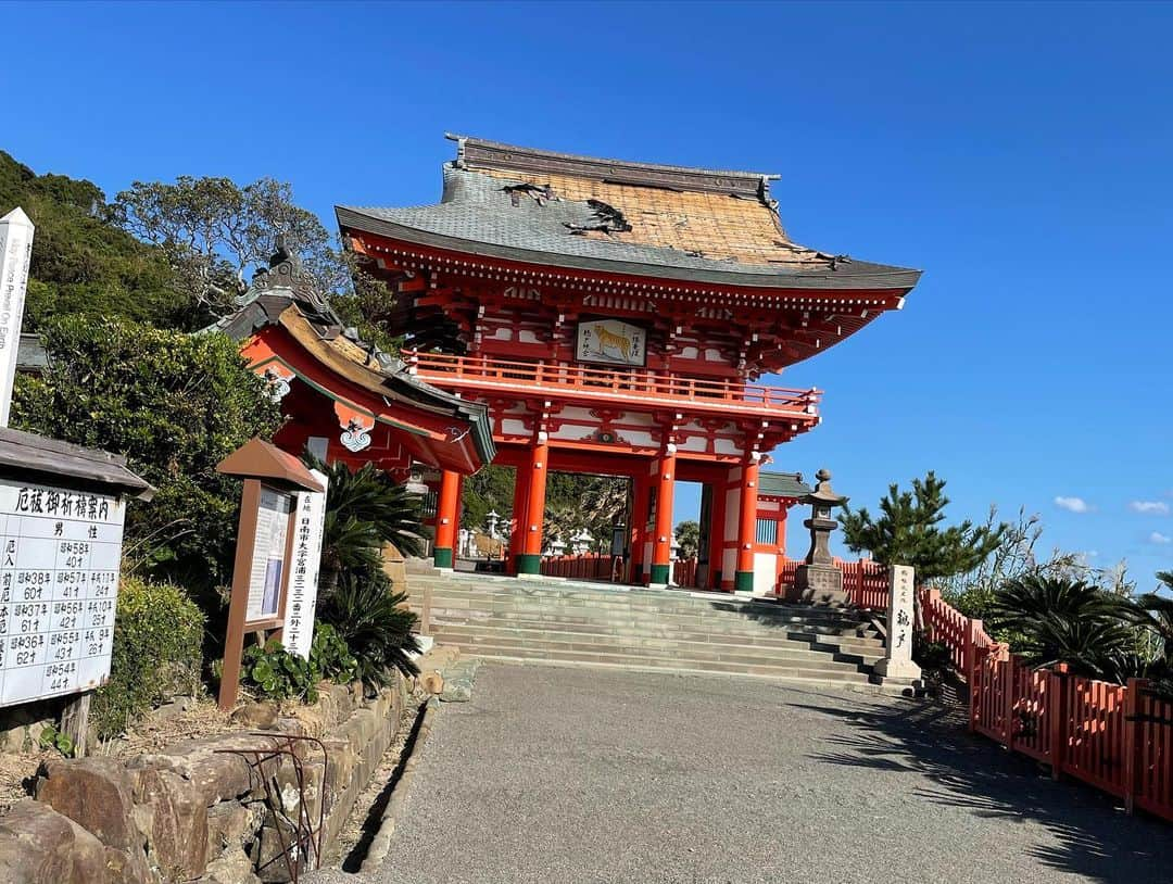 筒井莉子さんのインスタグラム写真 - (筒井莉子Instagram)「先日「鵜戸神宮」に 行ってきました🚗³₃  御朱印を集めたくて 初めての御朱印は鵜戸神宮🤭  パワースポットで有名な鵜戸神宮⛩ 意味がわかりました。笑 本当にパワーが凄い🥺  いっぱいいっぱいパワー貰いました😌 欲しかった御守りも買えて...  また行きたい...💕  次は何処に御朱印貰いに行こうかな🤭  #宮崎 #鵜戸神宮 #パワースポット #御朱印 #御朱印帳 #御朱印ガール #うさぎ #運玉」10月28日 20時14分 - riko.02tsutsui