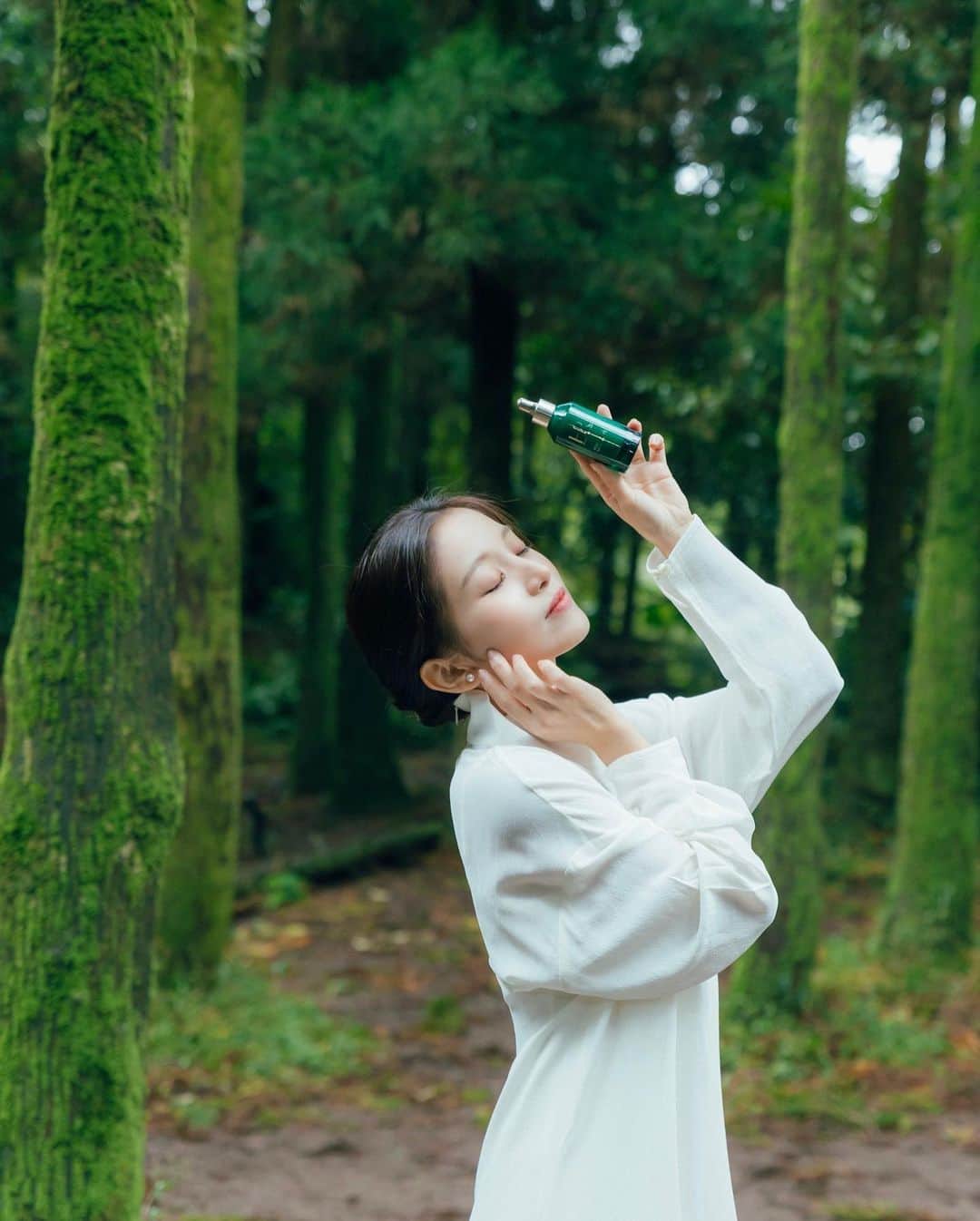 蔡瑞雪（Ruixue Tsai）さんのインスタグラム写真 - (蔡瑞雪（Ruixue Tsai）Instagram)「人生漫漫， 可望遠離都市的熱鬧喧囂 走進森林被綠色的綠意環抱 嗅一嗅清新的空氣 讓身心體驗細碎的美好 以最天然的方式去療癒疲憊的自己   肌膚也需要以天然的成分重啟新生 HR赫蓮娜 #植萃綠寶修護精華 擁有珍稀珊瑚草 珊瑚草是富含強大再生生命力 針對傷口與肌膚受損， 有很大的修護效果   綠寶瓶質地是輕盈的水感修護精華， 含98%的植物萃取天然高效成分 有效細緻毛孔，強大修護力讓肌膚更透亮！ 下巴的顆粒感與粉刺使用 起來也超～有～感～ 使用幾天肌膚變平滑又細緻 非常保濕的同時又超好吸收 溫和不刺激不管任何膚質都非常適合👍   晚上在保養時按摩臉部同時 聞著療癒的天然植萃香 仿佛沐浴於大自然當中～超療癒   想試用的雪球們👉🏻 點擊限時動態的兌換連結， 填寫資料即可至專櫃兌換免費試用樣品！   現在還有組合優惠唷！ 全台百貨專櫃，凡購買： 植萃綠寶修護精華50ml 即贈：植萃綠寶修護精華5ml*2   @helenarubinstein_tw #HR赫蓮娜 #綠寶瓶精華 #毛孔救星 #一瓶解決所有毛孔問題 #細緻柔嫩 #療癒修護」10月28日 20時30分 - snowbabyq