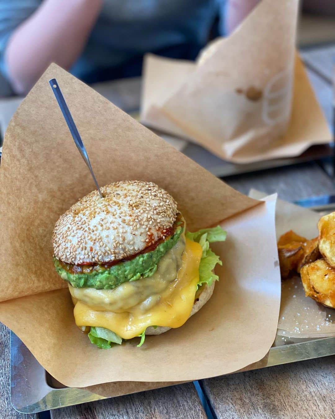 小山ひかるさんのインスタグラム写真 - (小山ひかるInstagram)「#自由が丘バーガー  私はアボカドチーズバーガーにした🍔✨  ボリュームたっぷりで おいしすぎたよぉ〜🥺✨  久しぶりの自由が丘やったけど 素敵なお店発見出来たぁ〜🥰 . . #自由が丘 #ランチ #lunch  #jiyugaoka #ハンバーガー  #hamburger #自由が丘グルメ #🍔」10月28日 20時37分 - hikaru_kym