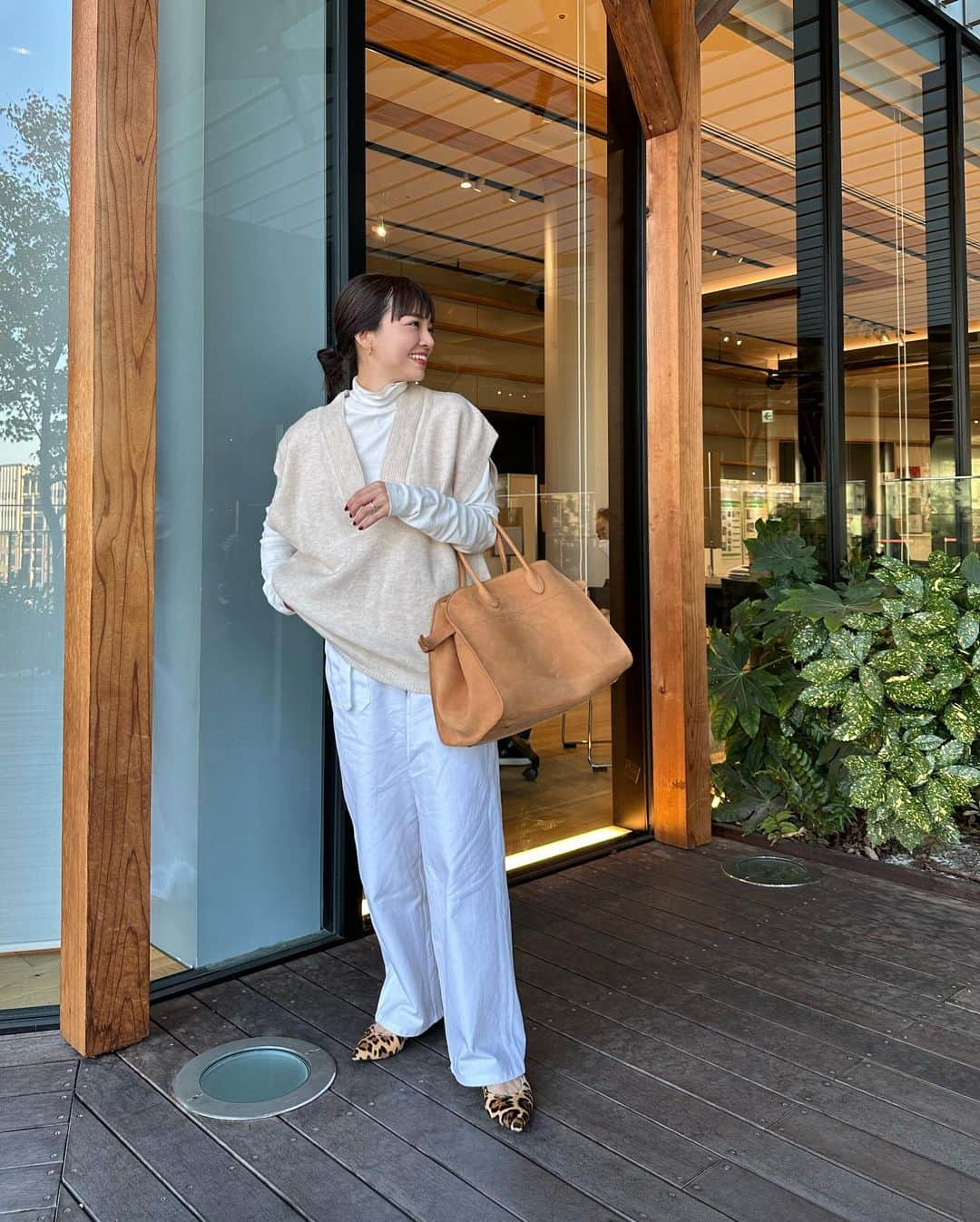 春名亜美さんのインスタグラム写真 - (春名亜美Instagram)「#ニットベスト @bonjoursagan  #タートルネック @newans.official  #pants @auralee_tokyo × @biotop_official  #bag @therow  #shoes @fabiorusconi_japan  ・ ・ ・ #bonjoursagan #ママコーディネート #ママコーデ #therow #therowmargaux #maisontherow #AURAREE #biotop #newans #fabiorusconi」10月28日 20時52分 - amiharunaami