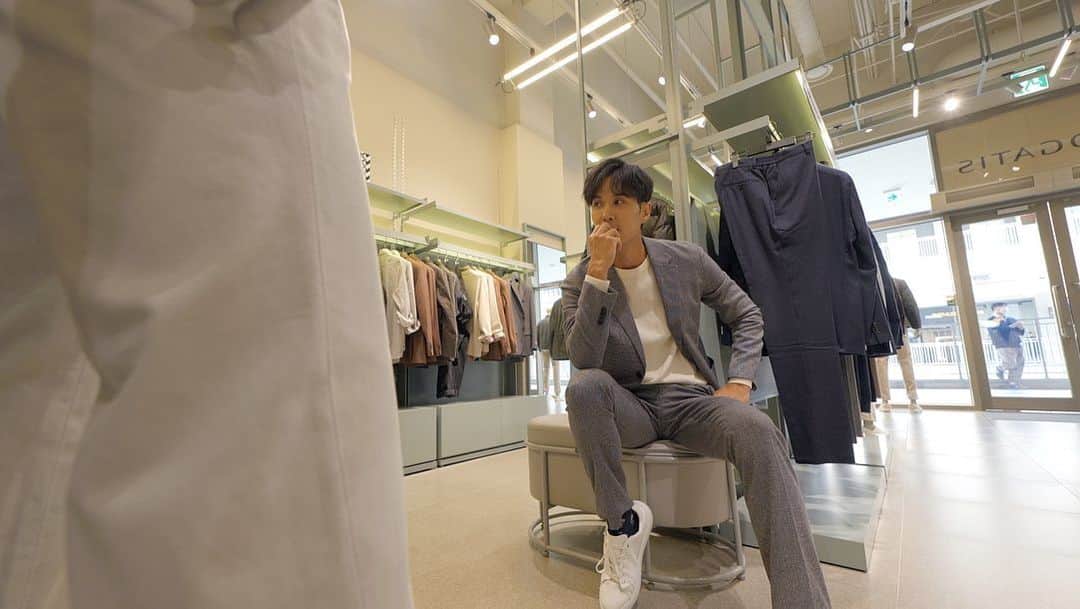 キム・ジソクさんのインスタグラム写真 - (キム・ジソクInstagram)「소개팅 멋남 되려고 매장 털고옴👕🧣👖👔 youtube 👉 내안의보석 jewel inside of me 💎」10月28日 23時18分 - kimjiseok16