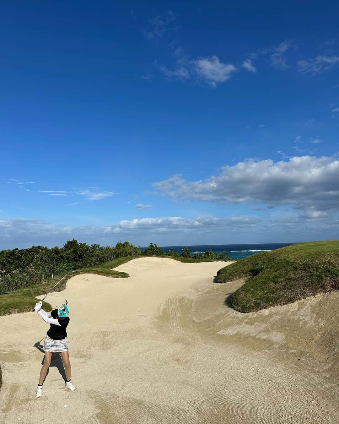 箕輪玖美さんのインスタグラム写真 - (箕輪玖美Instagram)「久々のPGMゴルフリゾート沖縄⛳️ ・ ・ 朝晩は涼しいけど、日中はまだまだ夏みたい☀️ ・ ・ 難しいけど、綺麗で気持ち良いコース♪ ・ ・ ランチはポータマ定食💕  #pgmゴルフリゾート沖縄 #ゴルフ女子 #沖縄 #リゾートゴルフ #2拠点生活 #別荘ライフ #まだまだ夏 #太陽大好き #アラフィフ女子 #箕輪玖美」10月29日 7時23分 - kumi.111