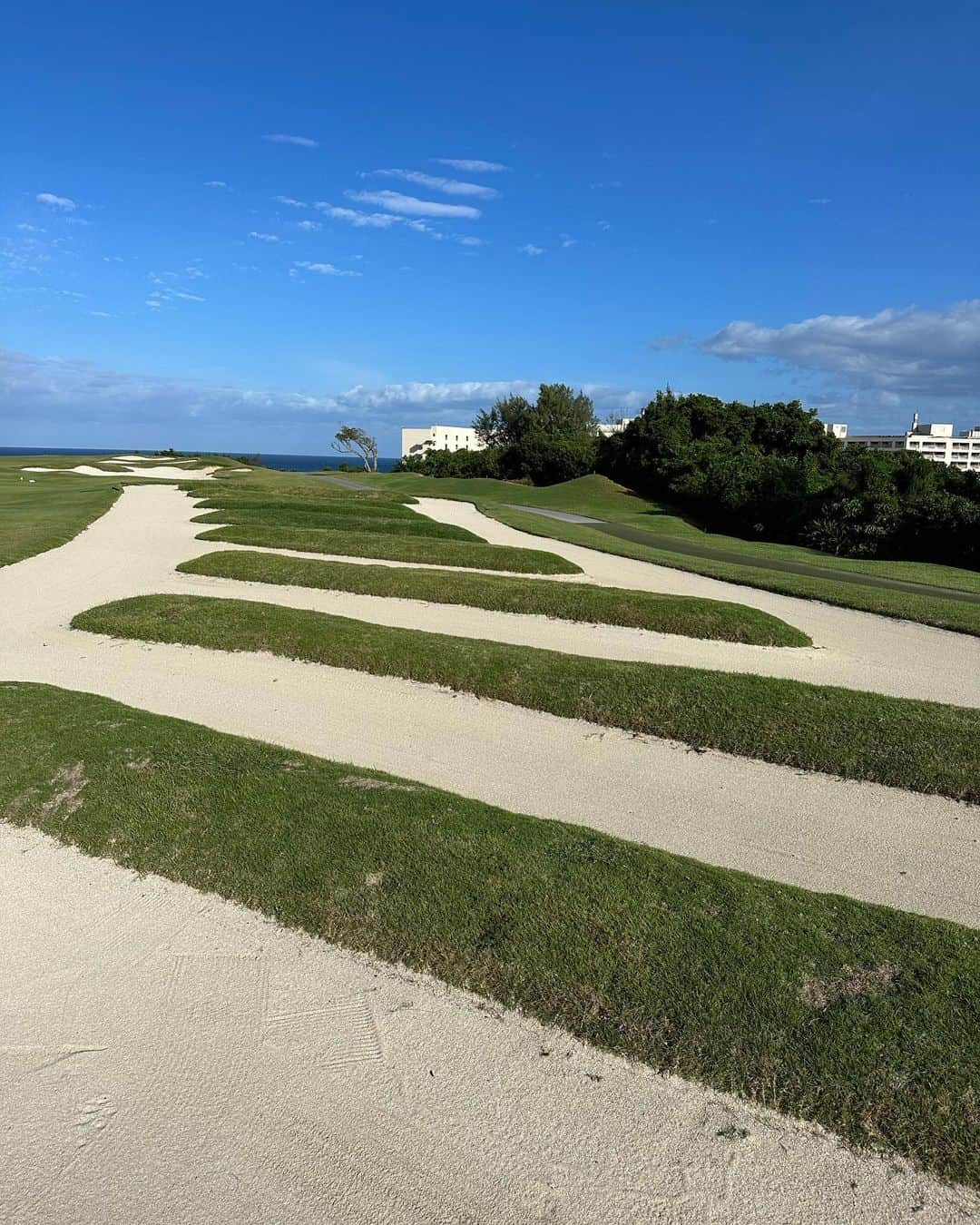 箕輪玖美さんのインスタグラム写真 - (箕輪玖美Instagram)「久々のPGMゴルフリゾート沖縄⛳️ ・ ・ 朝晩は涼しいけど、日中はまだまだ夏みたい☀️ ・ ・ 難しいけど、綺麗で気持ち良いコース♪ ・ ・ ランチはポータマ定食💕  #pgmゴルフリゾート沖縄 #ゴルフ女子 #沖縄 #リゾートゴルフ #2拠点生活 #別荘ライフ #まだまだ夏 #太陽大好き #アラフィフ女子 #箕輪玖美」10月29日 7時23分 - kumi.111