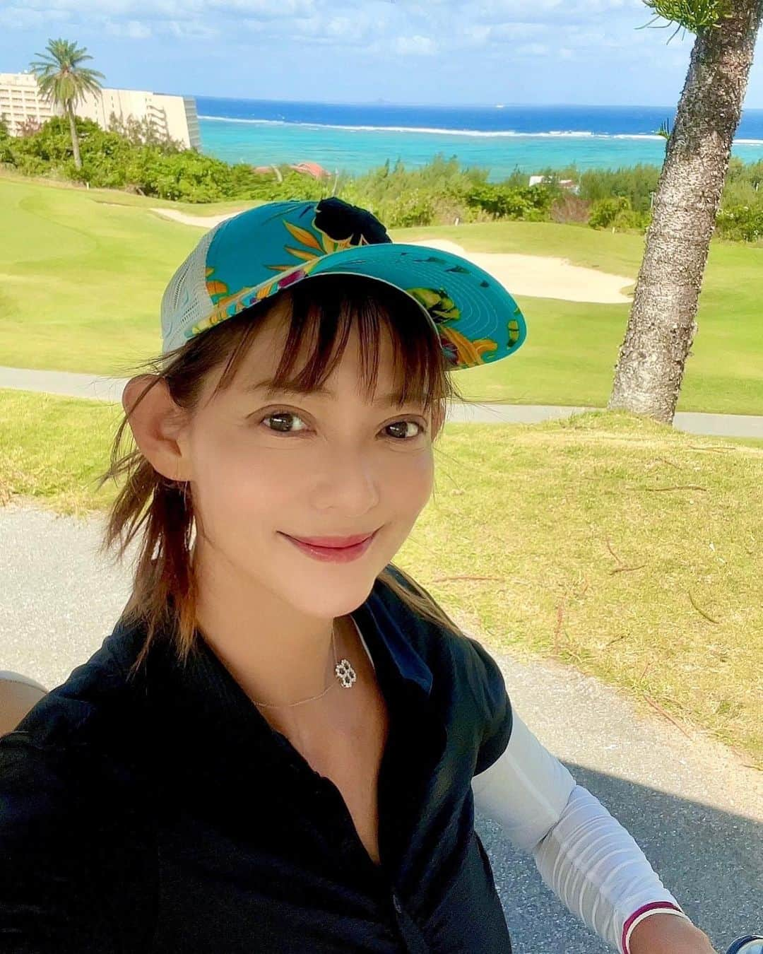 箕輪玖美さんのインスタグラム写真 - (箕輪玖美Instagram)「久々のPGMゴルフリゾート沖縄⛳️ ・ ・ 朝晩は涼しいけど、日中はまだまだ夏みたい☀️ ・ ・ 難しいけど、綺麗で気持ち良いコース♪ ・ ・ ランチはポータマ定食💕  #pgmゴルフリゾート沖縄 #ゴルフ女子 #沖縄 #リゾートゴルフ #2拠点生活 #別荘ライフ #まだまだ夏 #太陽大好き #アラフィフ女子 #箕輪玖美」10月29日 7時23分 - kumi.111