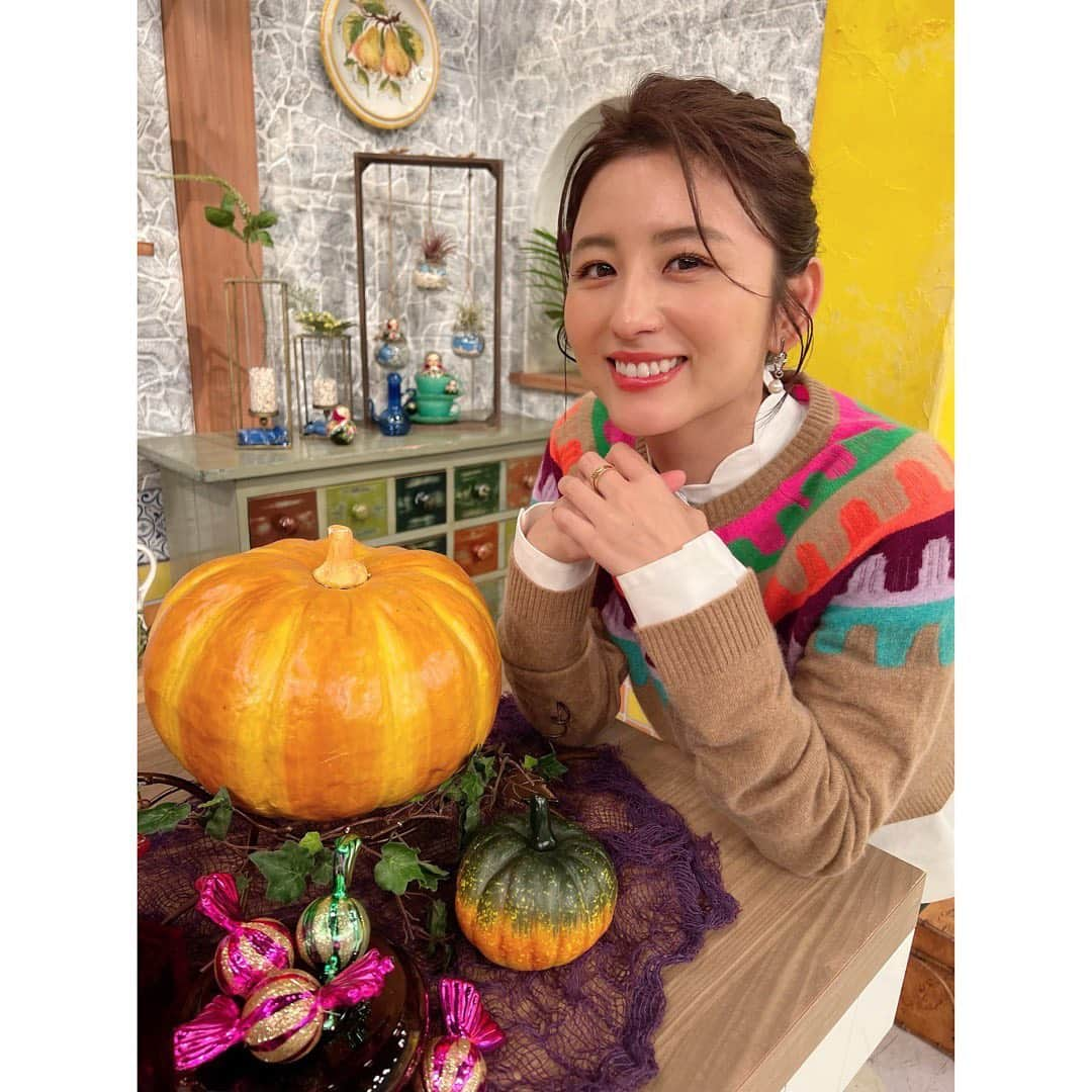 宇賀なつみさんのインスタグラム写真 - (宇賀なつみInstagram)「*  スタジオにはかぼちゃがたくさん‼︎ ハロウィーン感満載でした。  昨夜は渋谷付近が大渋滞だったので、 今夜も気をつけてくださいね。  私は家で、かぼちゃのグラタンでも作ろうかな。  #土曜はナニする  #関西テレビ #フジテレビ #宇賀なつみ」10月29日 12時23分 - natsumi_uga