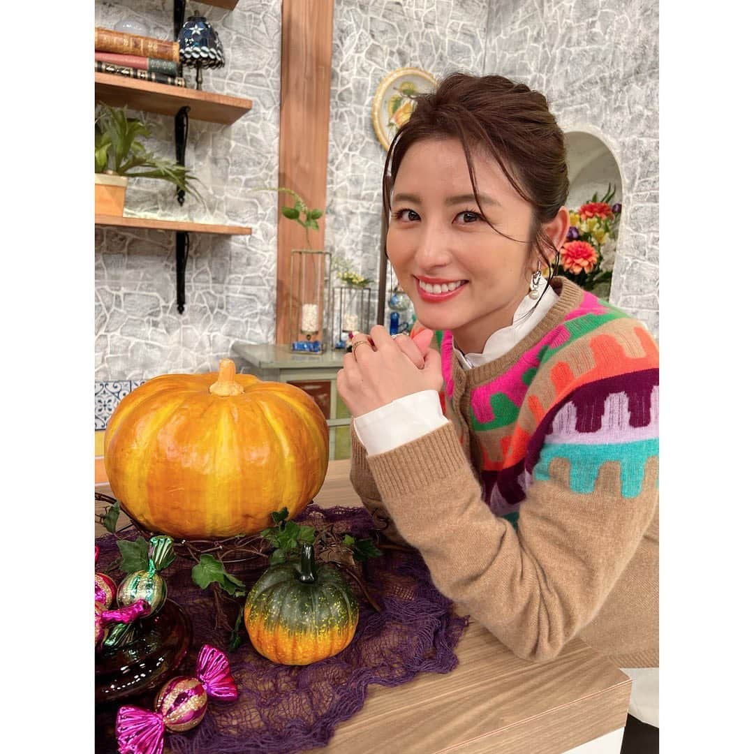 宇賀なつみさんのインスタグラム写真 - (宇賀なつみInstagram)「*  スタジオにはかぼちゃがたくさん‼︎ ハロウィーン感満載でした。  昨夜は渋谷付近が大渋滞だったので、 今夜も気をつけてくださいね。  私は家で、かぼちゃのグラタンでも作ろうかな。  #土曜はナニする  #関西テレビ #フジテレビ #宇賀なつみ」10月29日 12時23分 - natsumi_uga