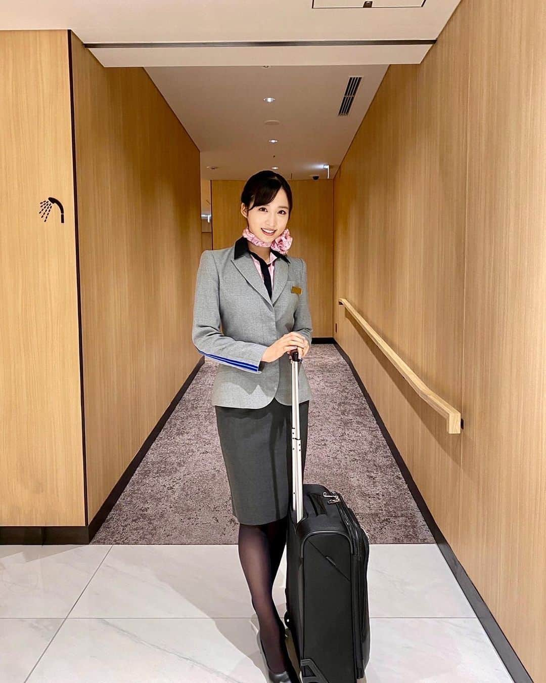 小栗有以さんのインスタグラム写真 - (小栗有以Instagram)「ANAさんの色んな制服を 着させて頂きました~😌✈️ どれも素敵な制服なのはもちろん 飛行場には様々な職業の方が働いていて成り立ってるのを改めて実感しました。 なかなか着れない制服を着させて頂けてとても気が引き締まりました！！ 空港の雰囲気、飛行機が飛び立つところが大好きです☺️ 私もANAの飛行機に乗って 旅行に行きたいな〜！  ちなみに、新曲のMVはANAさんで沖縄に行きました✈️🤍  ANAさんのInstagramやTikTokに 登場させて頂いています ぜひ、観てください😊  #ANA」10月29日 12時25分 - yuioguri_1226