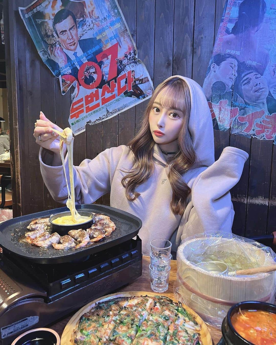 SHIHOさんのインスタグラム写真 - (SHIHOInstagram)「. . 韓国料理〜🇰🇷💗🫶ちーずぅ！ . . マッコリの物語さん🇰🇷🤍 (( @makkorinomonogatari )) . . 初のエビサムギョプサル🦐 食べに行ってきたよーん💕💕 . チーズソースがとっても美味しくて🧀⭐️ ハマりそうだった〜🫠💕💕💕 . . .」10月29日 12時35分 - cham_pipi