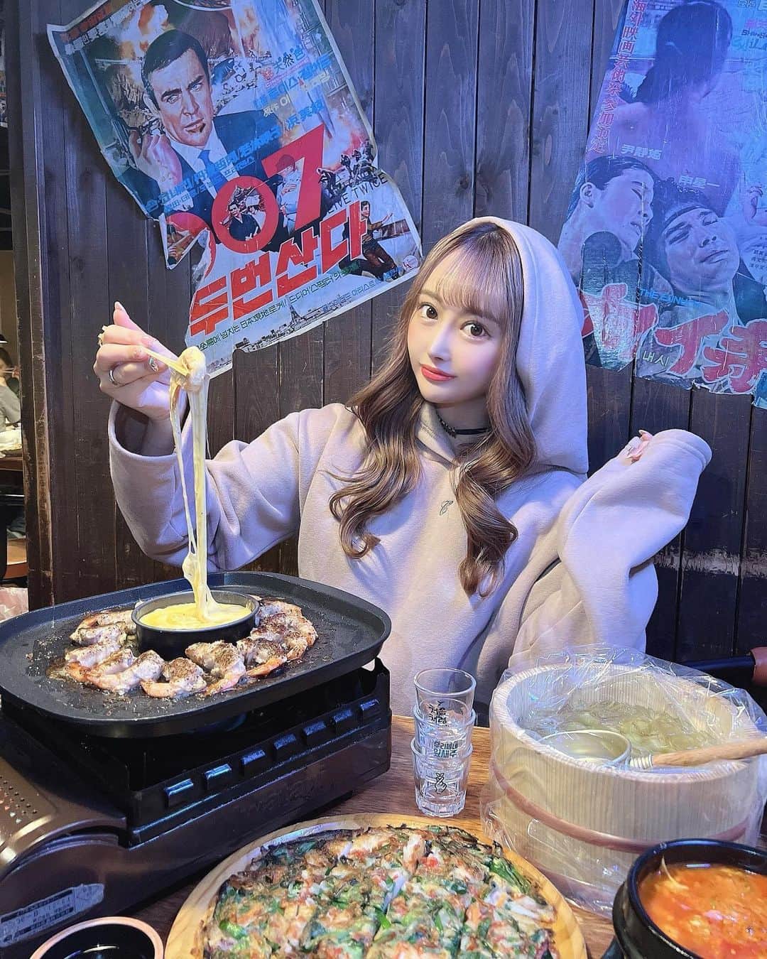 SHIHOさんのインスタグラム写真 - (SHIHOInstagram)「. . 韓国料理〜🇰🇷💗🫶ちーずぅ！ . . マッコリの物語さん🇰🇷🤍 (( @makkorinomonogatari )) . . 初のエビサムギョプサル🦐 食べに行ってきたよーん💕💕 . チーズソースがとっても美味しくて🧀⭐️ ハマりそうだった〜🫠💕💕💕 . . .」10月29日 12時35分 - cham_pipi