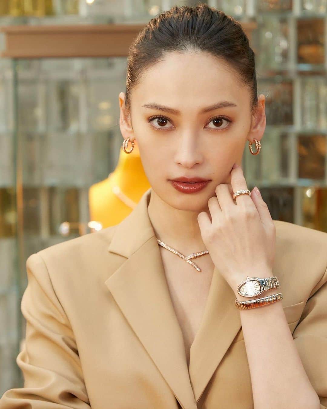 大政絢さんのインスタグラム写真 - (大政絢Instagram)「ブルガリ セルペンティ ポップアップストアに✨ 会場は期間限定とは思えないほどの華やかな世界💎  11月6日（日）まで六本木ヒルズ 大屋根プラザにて開催です☺  @Bulgari #Bulgari #Serpenti #BulgariJewelry #BulgariWatches #BulgariAccessories」10月29日 13時12分 - aya_omasa_official
