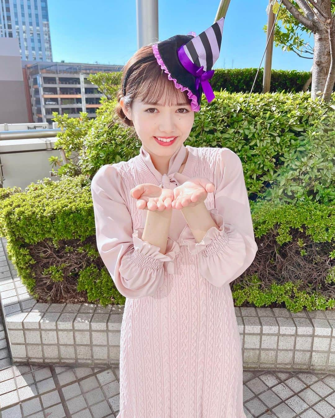 谷尻萌さんのインスタグラム写真 - (谷尻萌Instagram)「こんにちは💕 さあ！10月最後の週末、お台場は秋晴れやわ☀️ 東京は土日とも晴れれば、4週間ぶりやで！ ということは10月は、最初と最後で晴天のサンドイッチになりそうやなあ☀️🥪  ただ今日は、北海道は非常に不安定なお天気やから カミナリ、突風、雹などに注意してな！ それと沖縄は、週明けの台風の進路に注意して下さい🙌  ほな、この週末は、ハロウィーンイベントも多いでしょ？🥰 楽しんでな☺  Happy Halloween！🎃 Trick or Treat！🍬🧁🍫  ちょっとお疲れ気味なのでインスタライブは お休みにします、、🙏🥹  #めざましどようび　#お天気キャスター」10月29日 15時22分 - tanijiri_moe