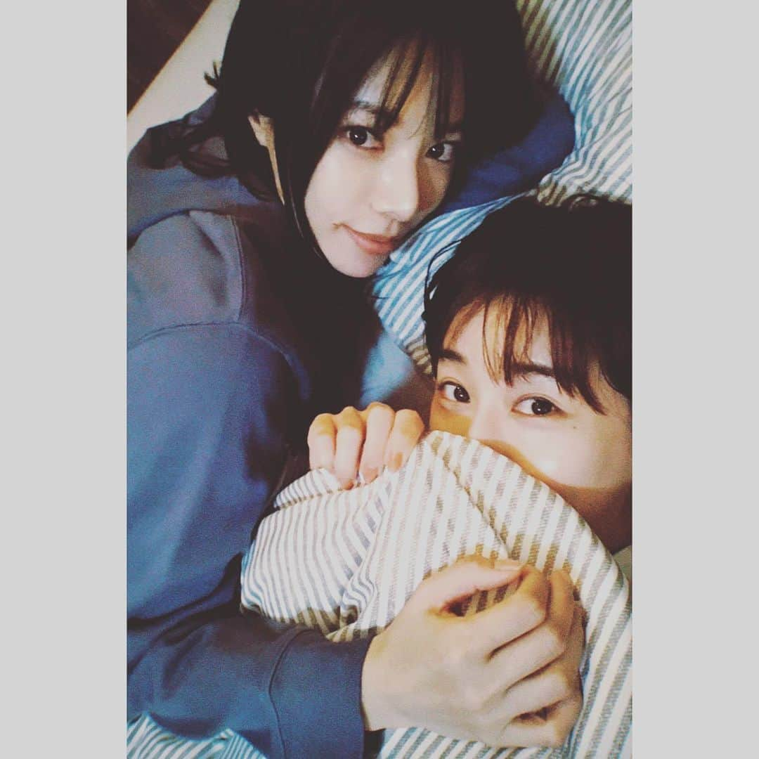 桜井ユキさんのインスタグラム写真 - (桜井ユキInstagram)「皆様こんばんは  ボーイフレンド降臨！第3話、今夜11時より放送です。  雨にも風にも負けず日々楽しく撮影しております  すっかり秋ですね  肌寒くなってきましたね  という事で  合間に添い寝してみました  皆様良い一日を  　　　　　　　　　　　　　　　　　　　桜井」10月29日 16時51分 - yuki.sakurai_official