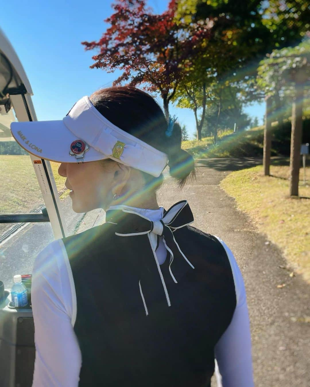 坂村かおるさんのインスタグラム写真 - (坂村かおるInstagram)「・ 今日は、ゴルフ日和🏌️‍♀️⛳️ ・ 最近は、ゴルフウェアもモノトーンが流行り💗コーディネートし易くなりました。 ・ バックリボンもミニスカートもゴルフウェアだから許してもらえる💦かな？😓 ・  まだまだ腕前見せるより、見た目です。 ・  いつも「いいね！」を頂きありがとうございます。 皆さんのコメントに元気を貰っています😊  #クィーンオブ美魔女 #team美魔女 #美ST #坂村かおる #トータルビューティーアドバイザー #美しく老いる #バランス #美容 #コスメ #ファッション #今日のコーデ #トータルバランス #お洒落な人と繋がりたい #コスメ好きな人と繋がりたい #美意識高い人と繋がりたい #美魔女 #美魔女が変わる #アップデートしてる人と繋がりたい #自分らしくアップデート #ゴルフ女子コーデ  #ゴルフ女子 #ゴルフすきな人と繋がりたい」10月29日 17時19分 - kaoru.sakamura