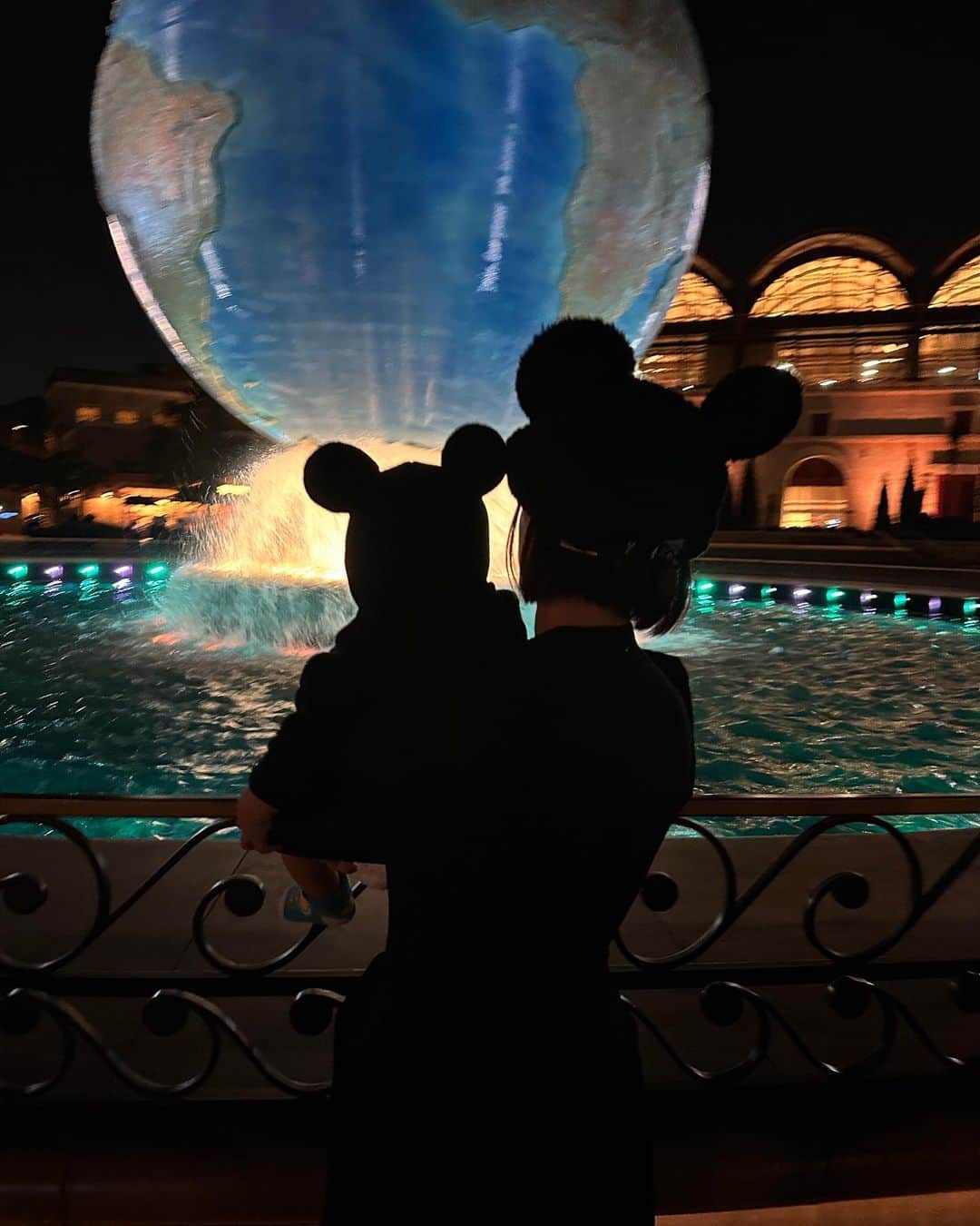 浜田翔子さんのインスタグラム写真 - (浜田翔子Instagram)「Disneyの沢山写真ある🌍  こんなキャラクターに会えたの初めてかも。。 キャストさんが神対応な方が多くて。。♡  ジーニー🧞‍♀️🧞‍♂️🧞の メリーゴーランドは🎠 カブがもう一回乗りたい（坊やと一緒に乗りたかったみたい）と言い2回も乗りました😂  #家族ディズニー　#ディズニーコーデ  #tokyodisneysea  #disnysea」10月29日 18時59分 - shoko_hamada