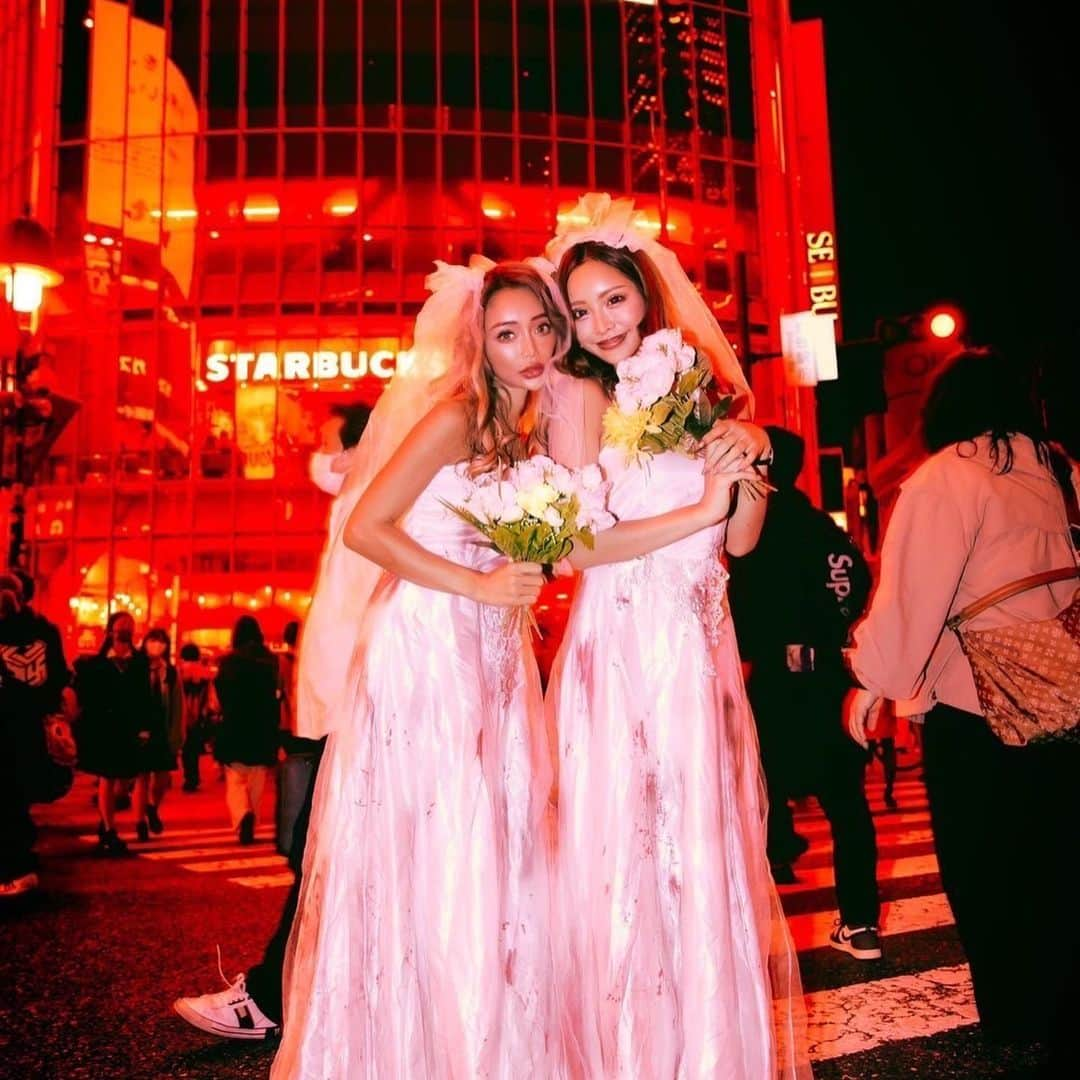 藤木そらさんのインスタグラム写真 - (藤木そらInstagram)「. . If you don't give me sweets, I'll play a prank 💚!!Shibuya Halloween excitement 🥰🥰 . .渋ハロすごそぅ♡(´˘`๑)今年は3年振りに開催みたいだね☺️🌟 . .わたしたちは先取り✋🙈めちゃくちゃ素敵な思い出になりました🧡💛 . . . . . . . . . .#渋ハロ #渋谷ハロウィン #ハロウィンコスプレ #ハロウィンパーティー #ゾンビ花嫁 #ウェディングドレス #109 #渋谷 #ギャル #ギャルママ #リンクコーデ #halloweenparty」10月29日 19時40分 - sorafujiki