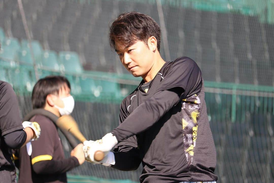 阪神タイガースさんのインスタグラム写真 - (阪神タイガースInstagram)「10月29日、甲子園球場での秋季練習の様子②です！ #木浪聖也 選手 #髙山俊 選手 #山本泰寛 選手 #梅野隆太郎 選手 #渡邉諒 選手 #髙濱祐仁 選手 #中野拓夢 選手 #北條史也 選手 #糸原健斗 選手 #岡田彰布 監督 #阪神タイガース  #秋季練習」10月29日 21時35分 - hanshintigers_official