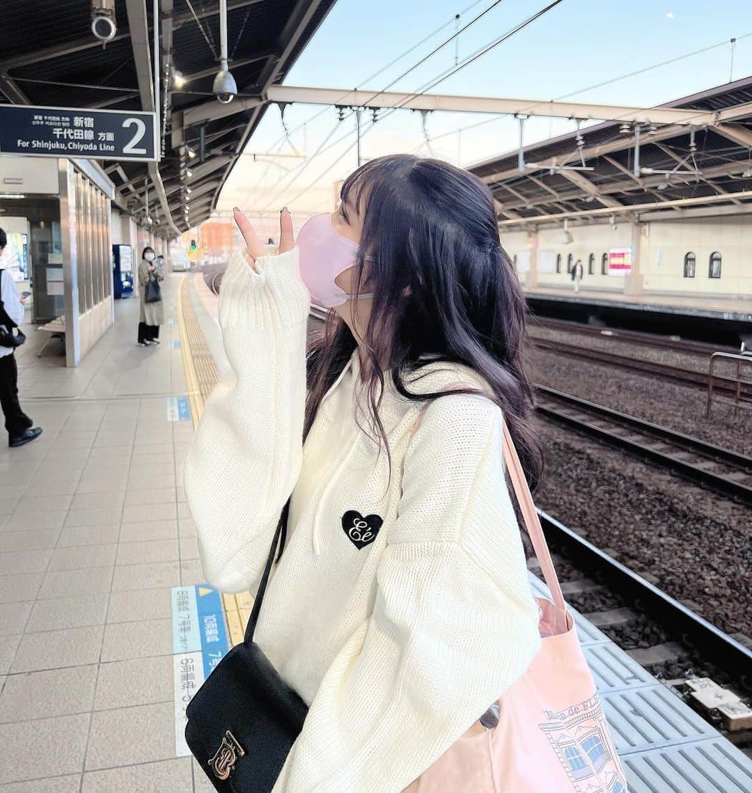 津代美月さんのインスタグラム写真 - (津代美月Instagram)「. 小田急線好きなんだよね って 話してたらなんだか撮ってくれた  #epine」10月29日 21時39分 - __tsushiromizuki
