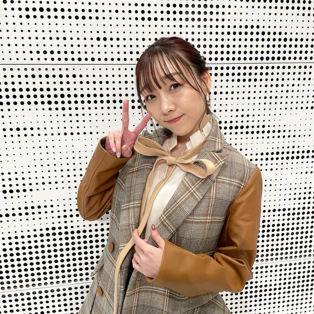 須田亜香里さんのインスタグラム写真 - (須田亜香里Instagram)「探偵みたいだと好評だった秋チェックなセットアップ🔍 最近足だし衣装多めですね☺️🤎 4枚目の写真の私はなんでか分からないけど、とても嬉しそう(笑)  #BOATRACEプレミア 生放送観てくださった皆様ありがとう☺️  今回も植木通彦さんのお話を聞きながら知るボートが本当に楽しかったですし、村田諒太さんのアスリート目線で語られる言葉もとても深くて、より選手の皆さんの凄さが伝わってきました☺️✨ 11/5までBOAT CASTで配信もあるよ〜！  今夜はこれから ●MBSラジオ 26:35〜生放送 #ゴチャ14 お付き合いよろしくね😚🌙」10月30日 0時00分 - akarisuda