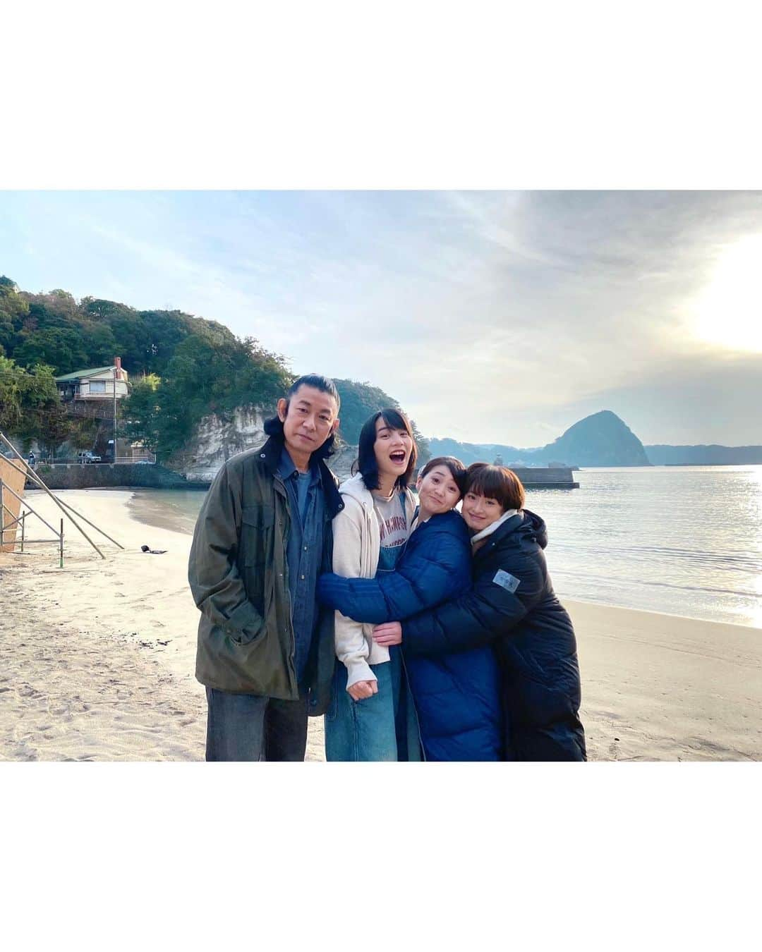 のん（能年玲奈）さんのインスタグラム写真 - (のん（能年玲奈）Instagram)「天間荘の三姉妹。  たまえの素敵な姉妹とお父さん。  #天間荘の三姉妹 #永瀬正敏 さん #大島優子 さん #門脇麦 さん」10月30日 11時59分 - non_kamo_ne