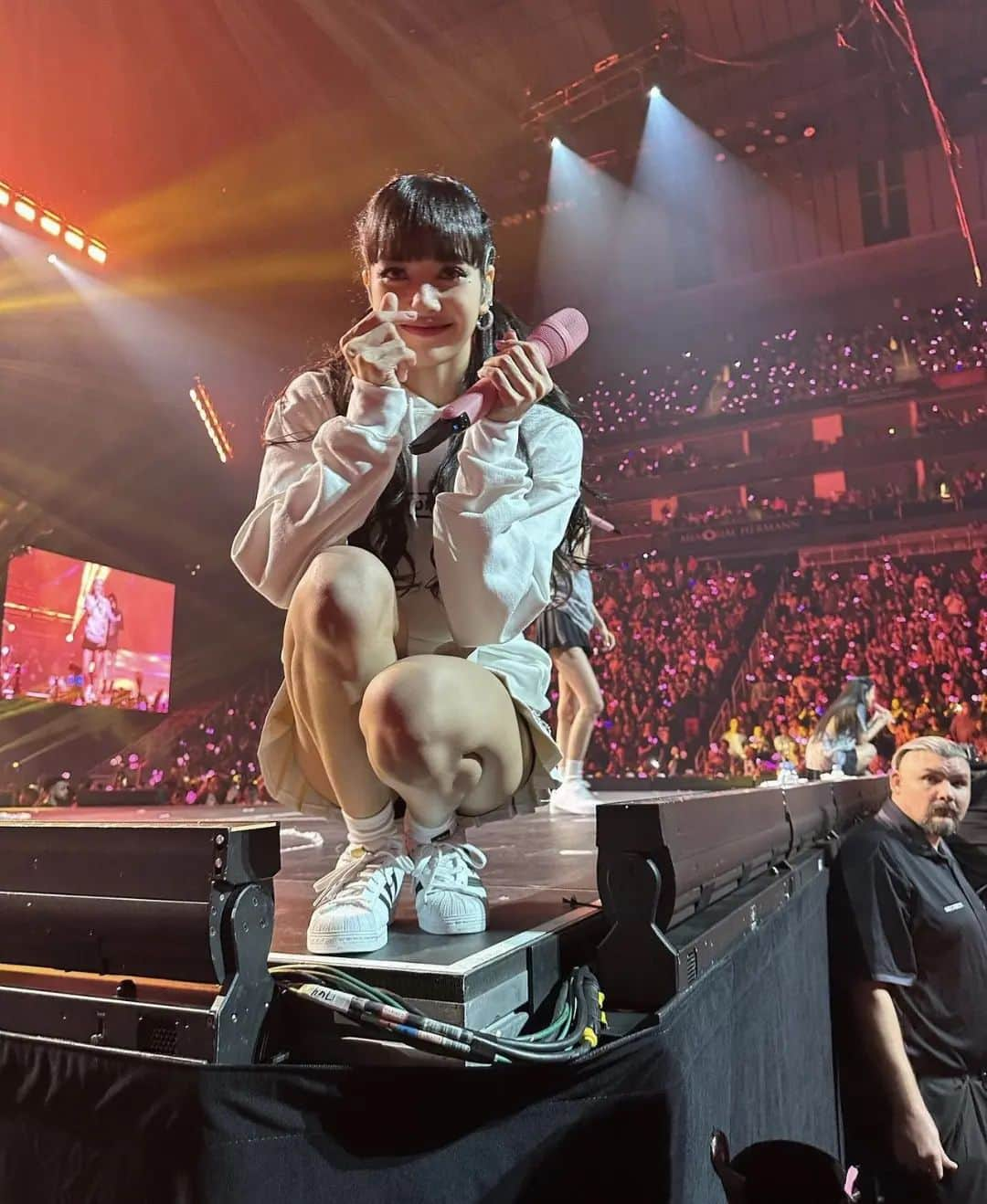 リサさんのインスタグラム写真 - (リサInstagram)「Bornpink World Tour in Houston Day 1 . . ctto: . #LISA #LALISA #리사 #블랙핑크 #BLACKPINK #LALISAMANOBAN #LALISAMANOBAL #blackpinklisa #lisablackpink」10月30日 14時12分 - lisa.blackpink