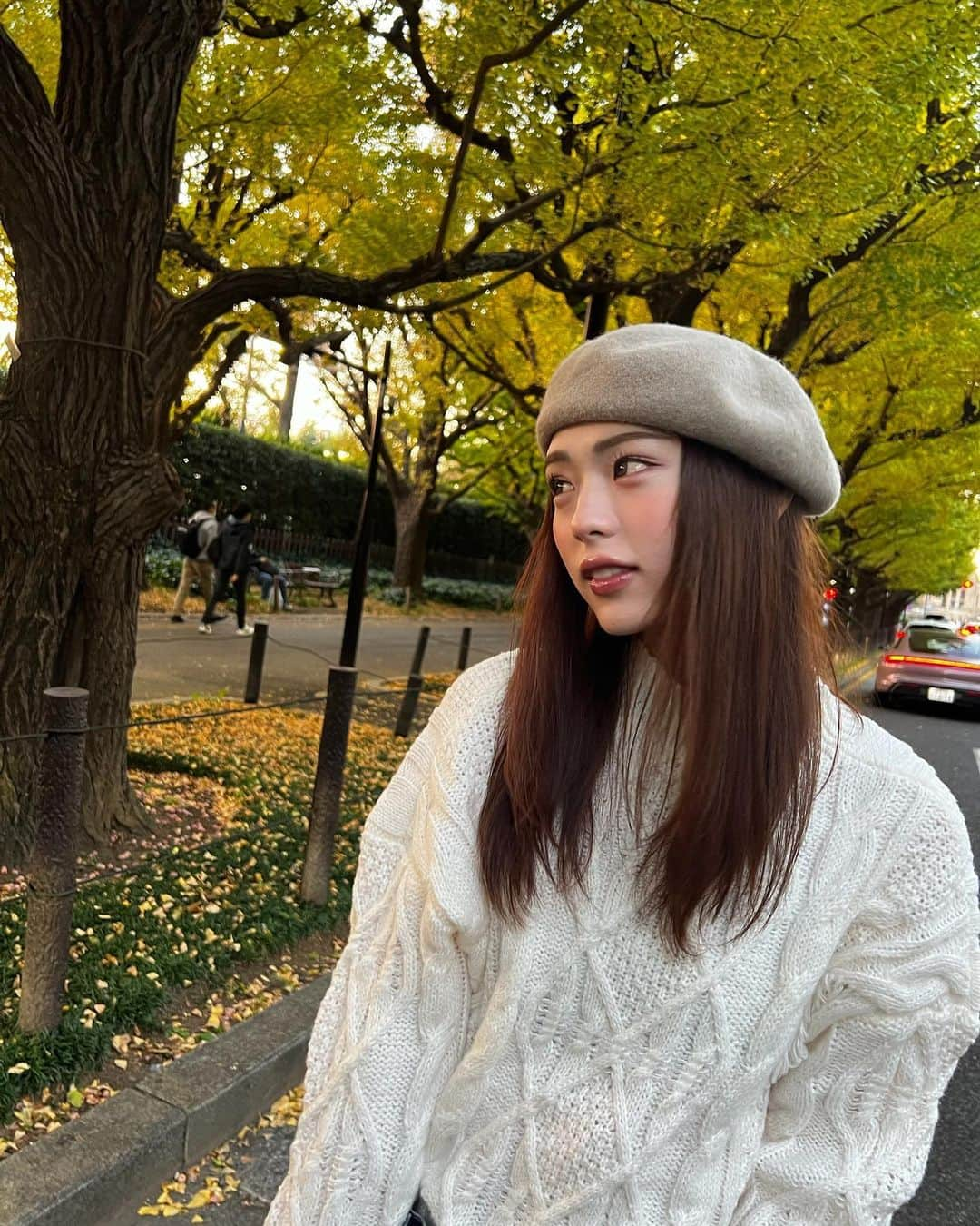 井手上漠さんのインスタグラム写真 - (井手上漠Instagram)「絶対銀杏並木来るの早すぎました🍃」10月30日 17時14分 - baaaakuuuu