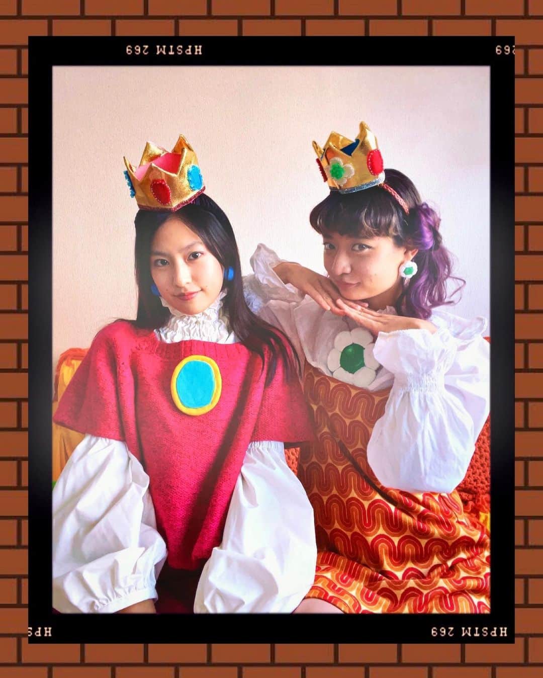 恒松祐里さんのインスタグラム写真 - (恒松祐里Instagram)「💕🍑✖︎🌼✨ 💗ハロウィン前夜祭🎃 友達のみゆとニンテンドーワールドに行こうとしたけど 行けなかったのでお家仮装パーティーしました👸  ピーチ姫とデイジー姫です🍑🌼 王冠とブローチとイヤリングは私が作ったんだ〜✨ 百均にあるもので作りましたっ！  明日もお家ハロウィンするのよね🎃 なんの仮装するかはお楽しみに、、🔴⚪️  #miyurins #helloween #princesspeach #princessdaisy」10月30日 17時39分 - yuri_tune