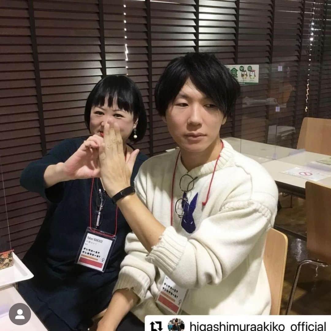 古市憲寿さんのインスタグラム写真 - (古市憲寿Instagram)「#エンジン01 というイベントで岐阜に行っていた。いわゆる文化人の集まりなんだけど、久しぶりの人に一度に会えて、動物園気分で楽しかった。  AI研究者の松尾豊さんが学生の質問にこたえて、ドラゴンクエストをメタファーに話していたのが印象に残った。RPGでは、世界の滅亡だったり、魔王の到来というのは、所与の条件。そこから世界を救うのが勇者。  今は大変な時代といわれるけど、それはゲームでいう設定のようなもの。設定を悲観するくらいなら、その設定の中で、どうやって世界をよくするかを考えるほうがいい。  ゲームバランスは悪くて、初期条件も人によってバラバラという意味で、なかなかのクソゲーともいえるけど、でもクソゲーなりの楽しみ方があるということなんだろう。  エンジン、近くで開催されるときは、覗きに来てみて下さい。  ところで、石垣が素晴らしいという岐阜城に来て、自撮りしたんだけど、これ誰？」10月30日 17時54分 - poe1985