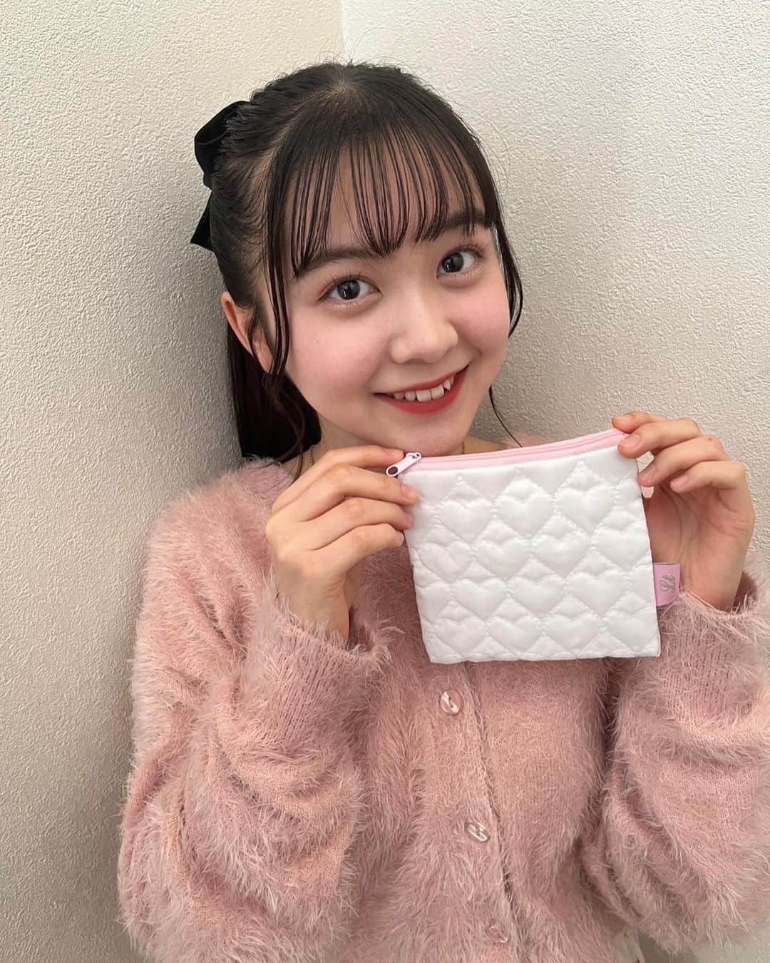 佐藤菜月海さんのインスタグラム写真 - (佐藤菜月海Instagram)「. 11月1日発売ニコラ12月号の付録は、 Lovetoxicハートキルティングポーチ🤍  流行りのキルティングで、 しかもハート型になっているのが可愛い🫶🏻  学校や、お出かけ先などどこでも持ち運べます‪‪☺︎‬¨̮  生地が分厚く、中身が見えにくいのも使いやすい！  クラシックガーリー風な見た目がとっても可愛く私も沢山使おうと思います💞  ニコラ12月号もお楽しみに〜🐰  #ニコラ #nicola #ニコモ #Lovetoxic #ニコラ12月号 #ラブトキシック # ニコラ11月号発売中 #佐藤菜月海 #ナツミ #キルティングポーチ #中3 #０7 #jc #スターダストプロモーション」10月30日 18時39分 - natsumi_sato814official