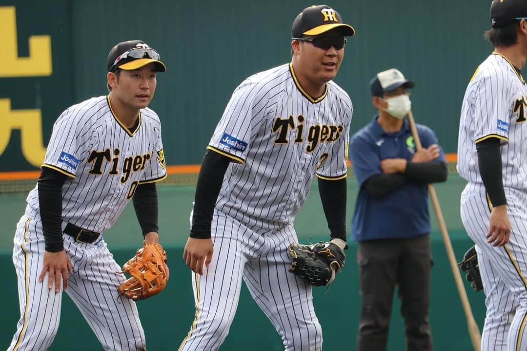 阪神タイガースさんのインスタグラム写真 - (阪神タイガースInstagram)「10月30日、甲子園球場での秋季練習の様子①です！ #渡邉諒 選手 #北條史也 選手 #陽川尚将 選手 #木浪聖也 選手 #板山祐太郎 選手 #髙山俊 選手 #糸原健斗 選手 #大山悠輔 選手 #山本泰寛 選手 #筒井壮 コーチのノックに不満げな #近本光司 選手 #植田海 選手 #阪神タイガース  #秋季練習」10月30日 18時47分 - hanshintigers_official