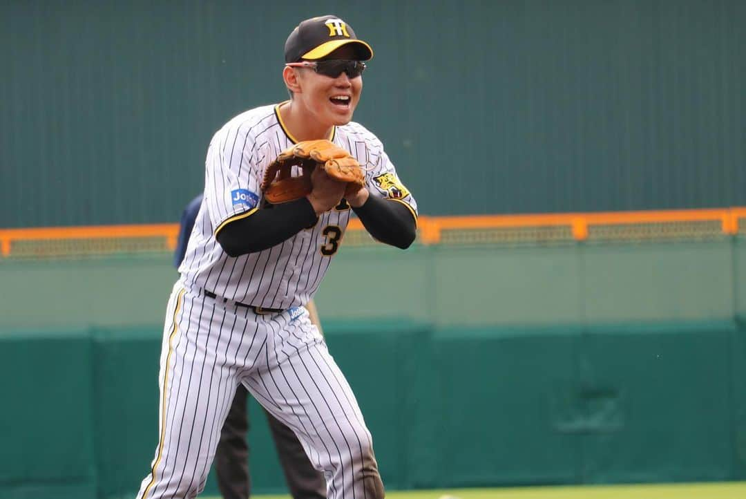 阪神タイガースさんのインスタグラム写真 - (阪神タイガースInstagram)「10月30日、甲子園球場での秋季練習の様子①です！ #渡邉諒 選手 #北條史也 選手 #陽川尚将 選手 #木浪聖也 選手 #板山祐太郎 選手 #髙山俊 選手 #糸原健斗 選手 #大山悠輔 選手 #山本泰寛 選手 #筒井壮 コーチのノックに不満げな #近本光司 選手 #植田海 選手 #阪神タイガース  #秋季練習」10月30日 18時47分 - hanshintigers_official