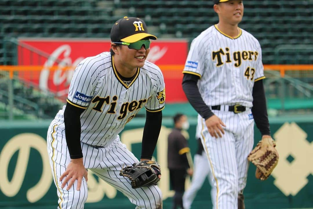 阪神タイガースさんのインスタグラム写真 - (阪神タイガースInstagram)「10月30日、甲子園球場での秋季練習の様子①です！ #渡邉諒 選手 #北條史也 選手 #陽川尚将 選手 #木浪聖也 選手 #板山祐太郎 選手 #髙山俊 選手 #糸原健斗 選手 #大山悠輔 選手 #山本泰寛 選手 #筒井壮 コーチのノックに不満げな #近本光司 選手 #植田海 選手 #阪神タイガース  #秋季練習」10月30日 18時47分 - hanshintigers_official