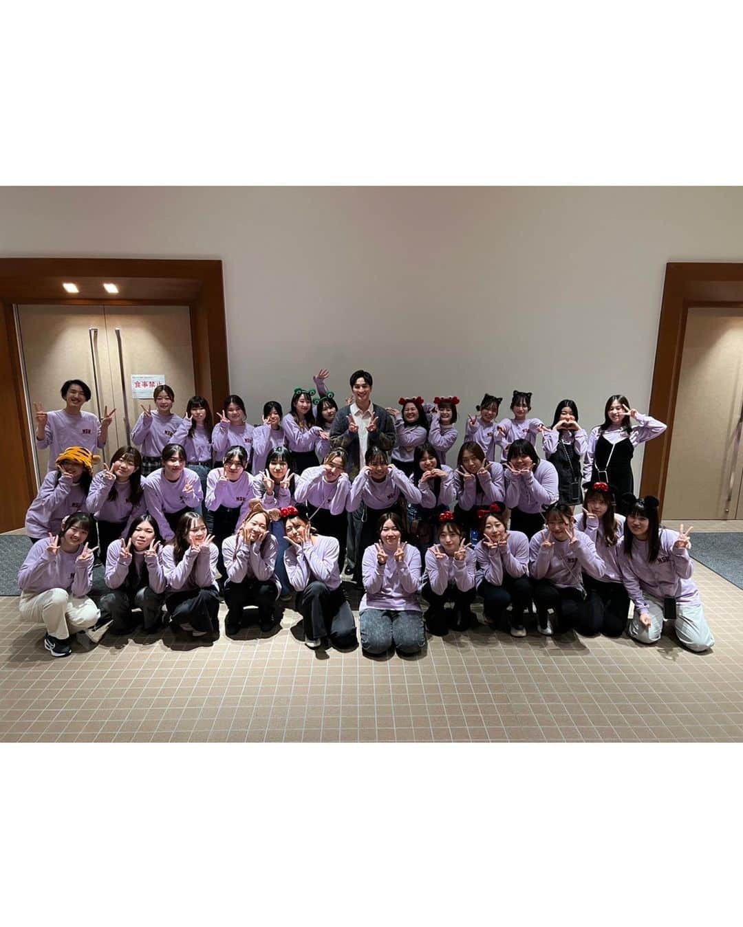 一ノ瀬颯さんのインスタグラム写真 - (一ノ瀬颯Instagram)「. . 【新潟青陵大学 青空祭】 . . 「新潟青陵大学 青空祭 一ノ瀬颯トークショー」 . ありがとうございました！！ . . 今回は学内生の方々限定のトークショーでした！ 今まで名だたる方々が来られていた学祭で、対面でのトークショー復活の１回目に呼んでいただけるなんて、とても光栄でした🥲 . 新潟青陵大学のみなさんが温かく迎えて下さったおかげで、とても楽しい時間を過ごせました！ありがとう！ . 抽選で当たった方にみんなが拍手してあげていたのは本当に素敵でした✨ . . 学友会のみなさん、呼んでくださってありがとうございました。とっっても楽しかったです！！ . . 次は関西2連チャンじゃー！ 待っててねん🤞🏻 . . . #新潟青陵大学 #青空祭 #新潟ノ瀬颯 #一ノ瀬颯」10月30日 20時13分 - hayate_ichinose_official
