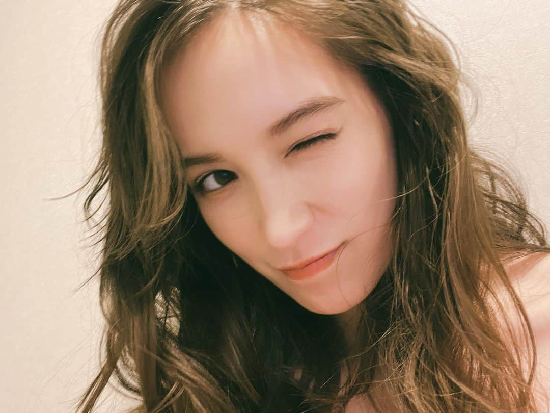 トラウデン直美さんのインスタグラム写真 - (トラウデン直美Instagram)「たまには自撮りでも😉♡  みなさんいい週末は過ごせたかしら？明日は月曜日！いい1週間になりますように〜☺︎」10月30日 20時32分 - naomi_trauden_