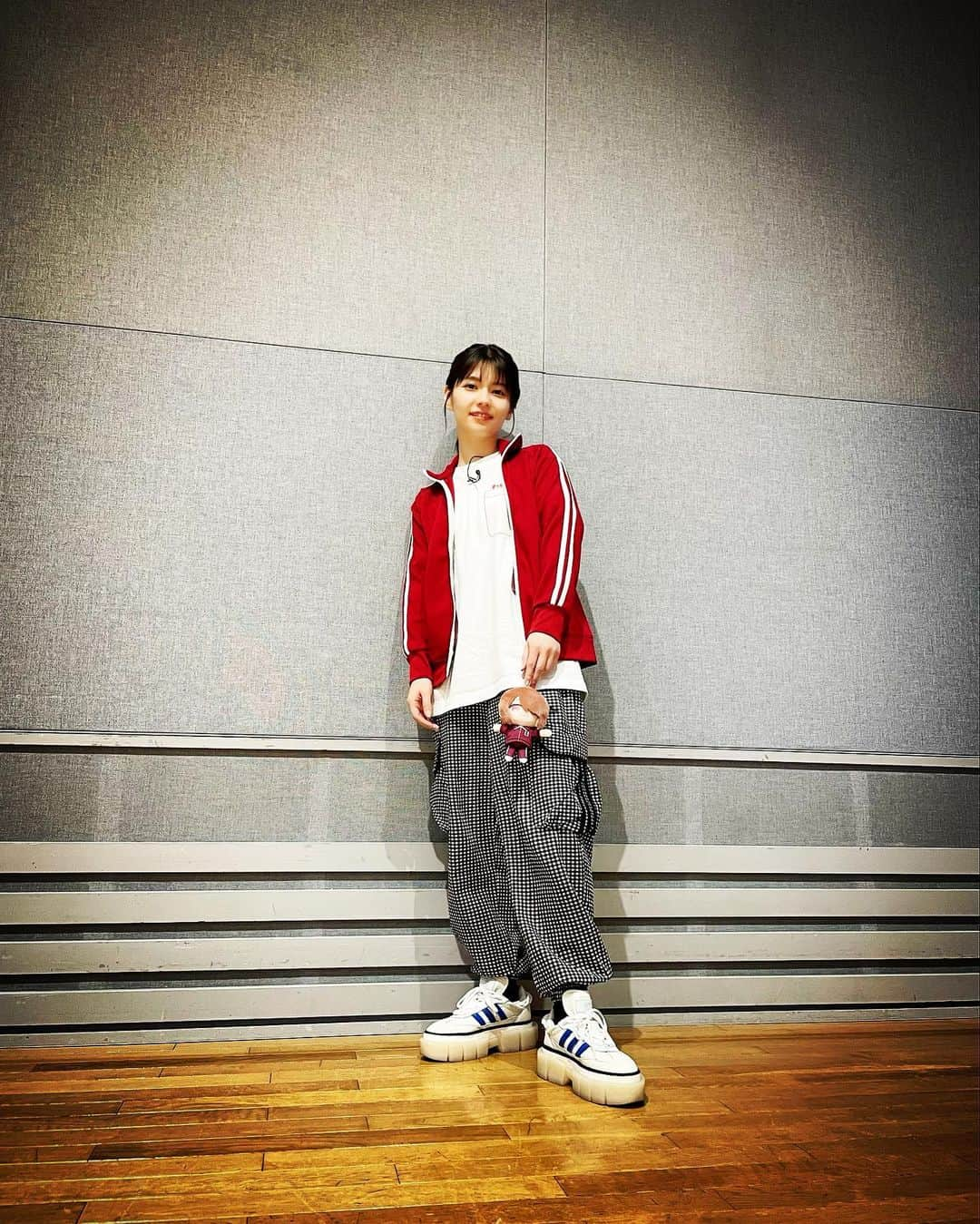 リンさんのインスタグラム写真 - (リンInstagram)「👟   #声優  #Lynn  #上田麗奈  #私に天使が舞い降りた  #赤ジャージ  #スニーカー女子」10月30日 21時44分 - lynn.06.01