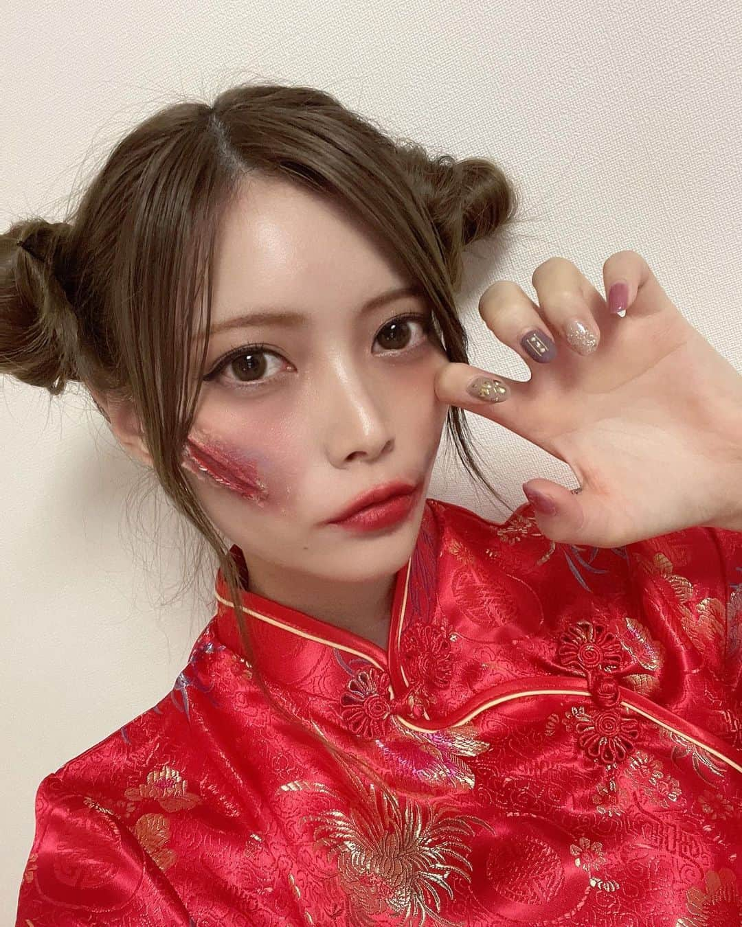 橋本真帆さんのインスタグラム写真 - (橋本真帆Instagram)「♡ . . 昨日は #ゴチャ14  #ハロウィン 企画でした👻 チャイナゾンビしてみたよん！ 持ってるのは小籠包😘笑 全身撮るの難しかった、、📸 . 深夜に1人で自宅で #コスプレ してる恥ずかしさが何度もよぎりました😂笑 . . . . . . . #ハロウィンコスプレ #チャイナドレス #ゾンビメイク #血のりメイク #のせいで #部屋中が #真っ赤です #ツインテール #10数年ぶり #思ったより #ミニスカ #これで外には出れない」10月30日 21時58分 - maho_hashimoto14