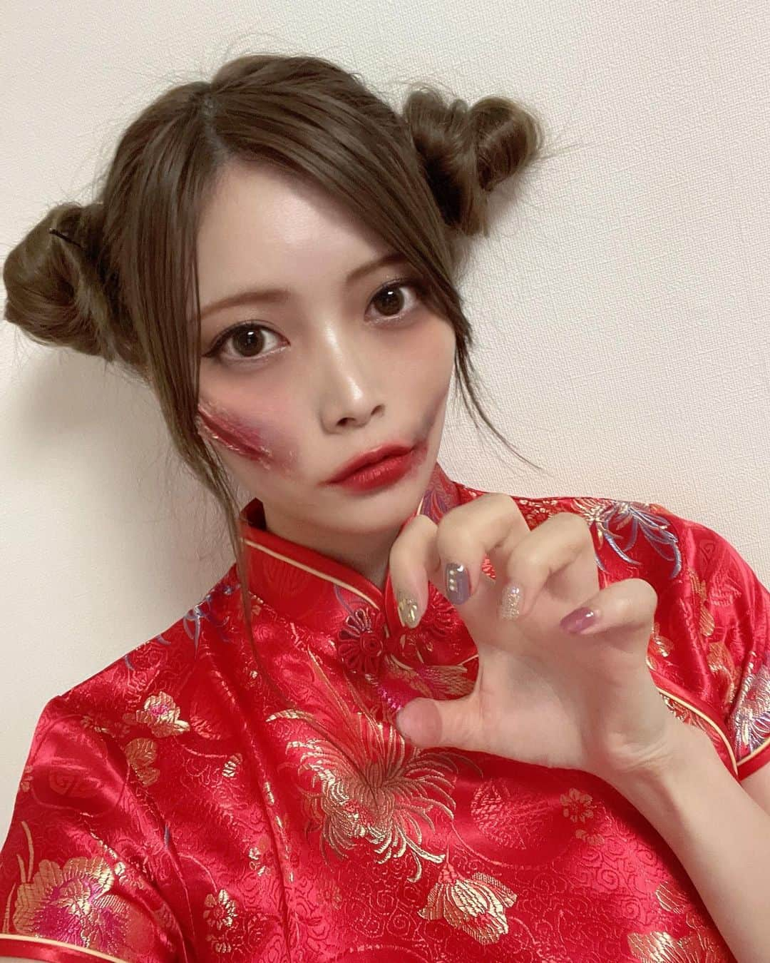 橋本真帆さんのインスタグラム写真 - (橋本真帆Instagram)「♡ . . 昨日は #ゴチャ14  #ハロウィン 企画でした👻 チャイナゾンビしてみたよん！ 持ってるのは小籠包😘笑 全身撮るの難しかった、、📸 . 深夜に1人で自宅で #コスプレ してる恥ずかしさが何度もよぎりました😂笑 . . . . . . . #ハロウィンコスプレ #チャイナドレス #ゾンビメイク #血のりメイク #のせいで #部屋中が #真っ赤です #ツインテール #10数年ぶり #思ったより #ミニスカ #これで外には出れない」10月30日 21時58分 - maho_hashimoto14