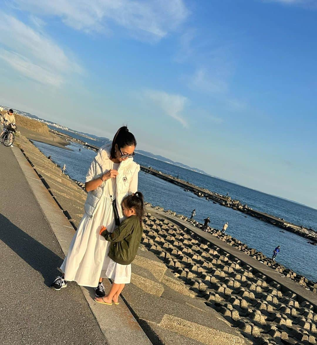 鈴木六夏さんのインスタグラム写真 - (鈴木六夏Instagram)「私のダウンベスト 。 リバーシブルで裏はファー🤍  娘は白ドレスにMA-1風のコーデ。 @byjott @jottjapan   中は EVERYDAY DRESS 白ロング。  半袖＋ベスト。 この時期だけの可愛いコンビ！  プリンセス、ベソかき、泣いて、抱っこ抱っこのその直後、うきゃきゃとはしゃいでひょうきん娘、そしてお母さんこの顔やって次はこの顔と要求and写真撮らさせる😂💦お願い、 30秒だけ静かな時間を私にください😅   #riccascloset #riccaミニマムクローゼット」10月30日 23時24分 - rikuka.62